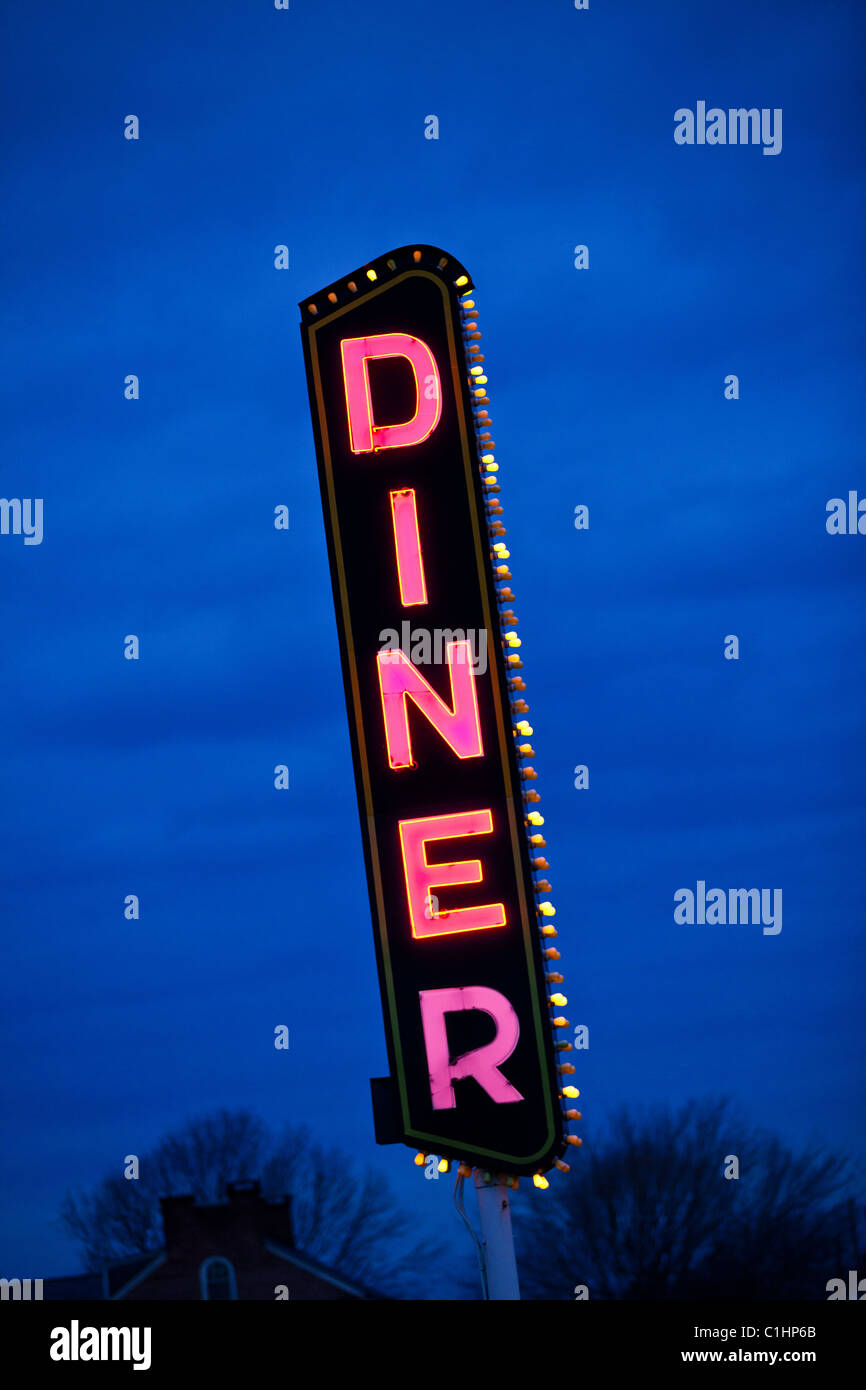 Il Neon diner segno contro un cielo blu in Gordonville, PA. Foto Stock