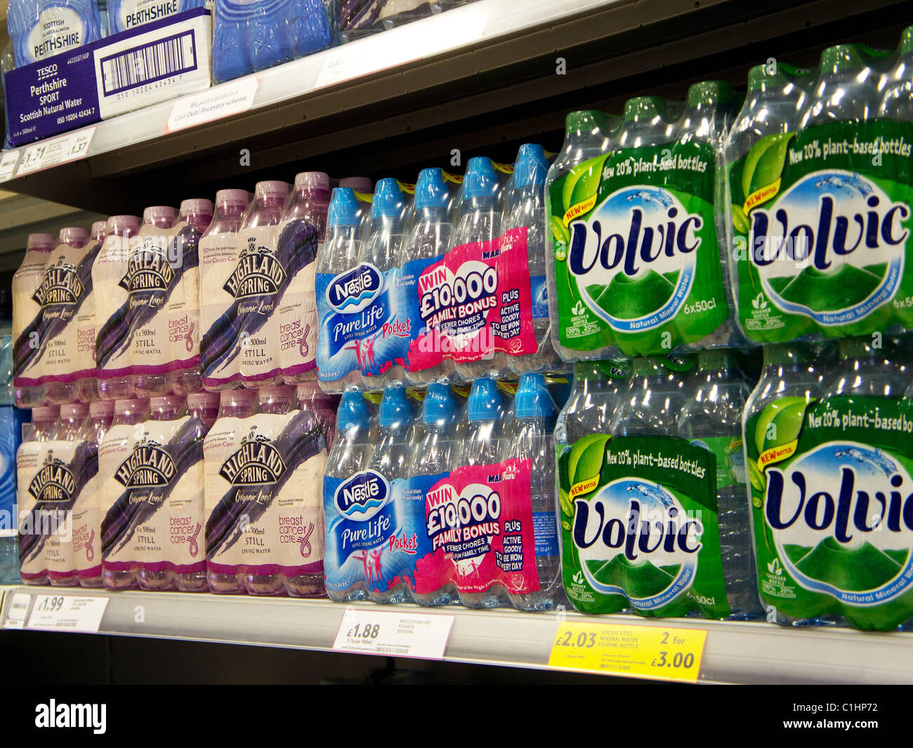 Acqua in bottiglia in vendita nel supermercato UK Foto Stock