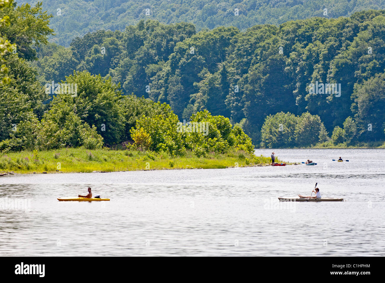I barcaioli sulle rive di un fiume. Foto Stock