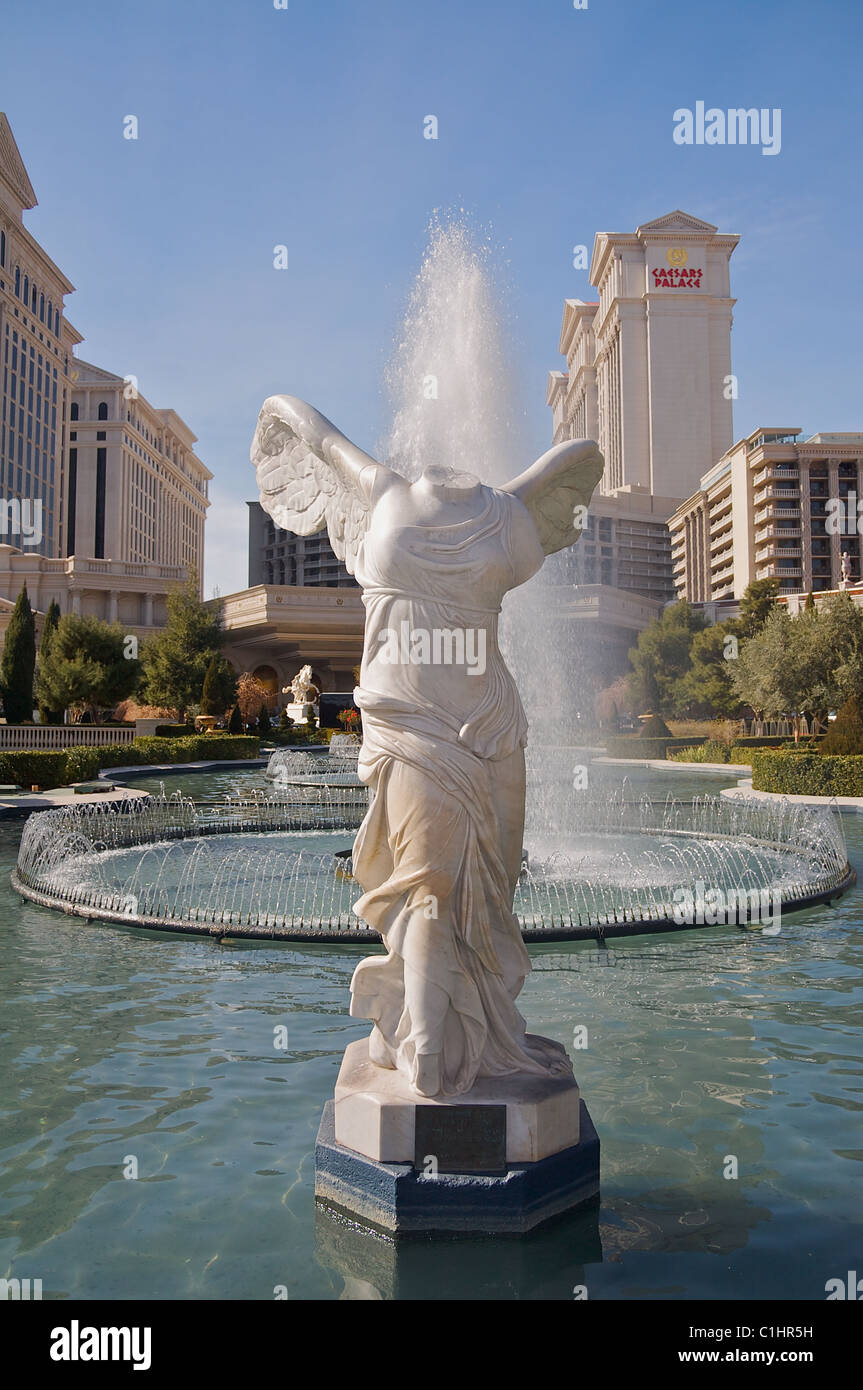 Una replica del la Vittoria Alata di Samotracia in una fontana al Caesars Palace a Las Vegas Foto Stock