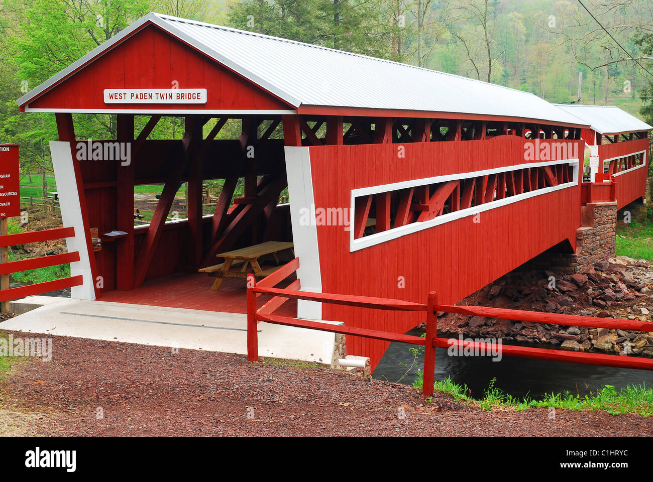 West Padin ponte coperto è parte del Twin ponti che attraversano il morbo di Huntington Creek nella contea Columbia, Pennsylvania Foto Stock