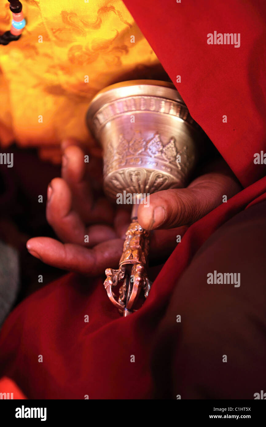 Lama buddista durante i rituali in Himalaya Foto Stock