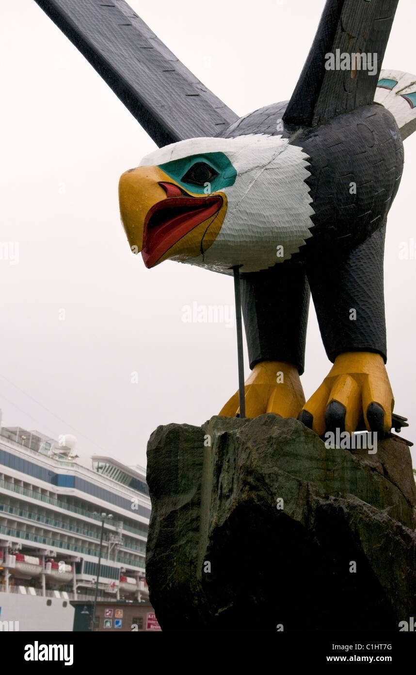 Questo Alaskan totem pole è chiamato 'Mooning Eagle", Ketchikan Alaska Foto Stock