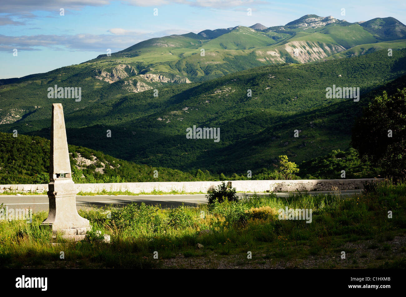 Pietra miliare sulla famosa Louisiana (Lujzijana) road, Croazia Foto Stock