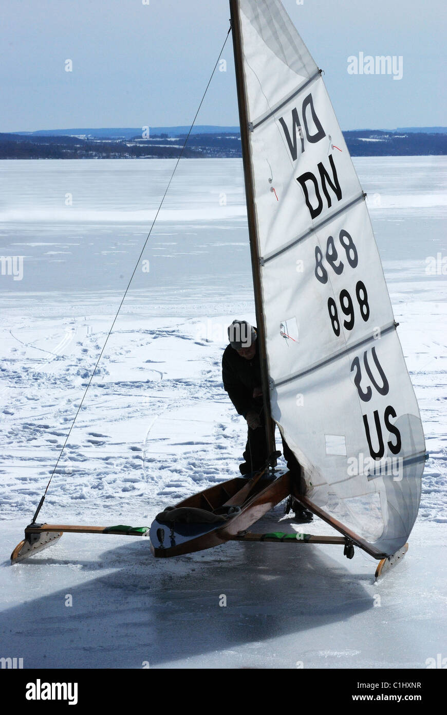 Sailor solleva vela su iceboat. Foto Stock
