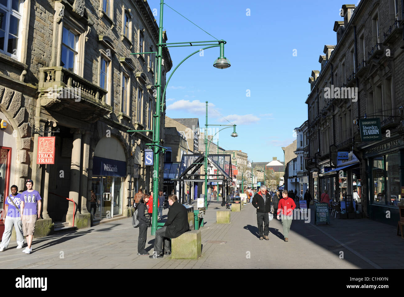 Shopping street nel Derbyshire Peak District città di Buxton UK Foto Stock