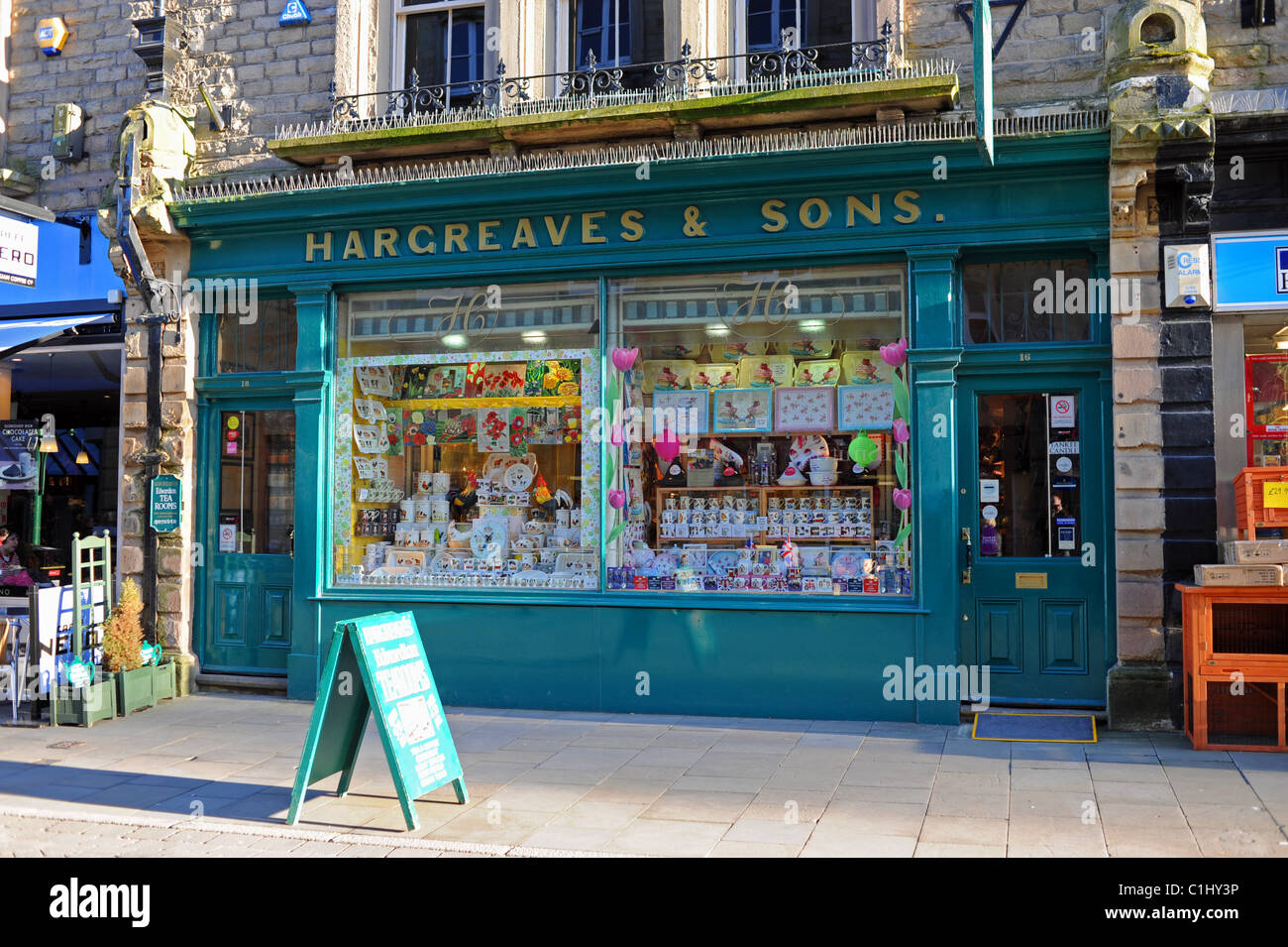 Hargreaves & Sons memorabilia store a shopping street nel Derbyshire Peak District città di Buxton UK Foto Stock