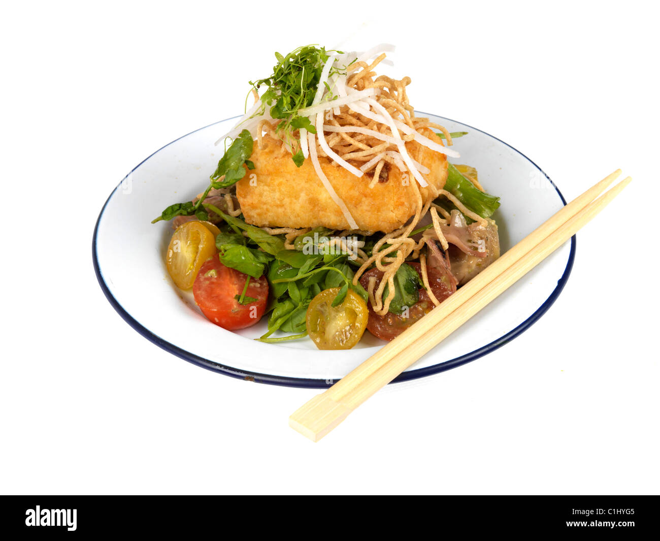 Fresca vegetariano sano stile Asiatico Insalata di tofu contro uno sfondo bianco con un tracciato di ritaglio e nessun popolo Foto Stock