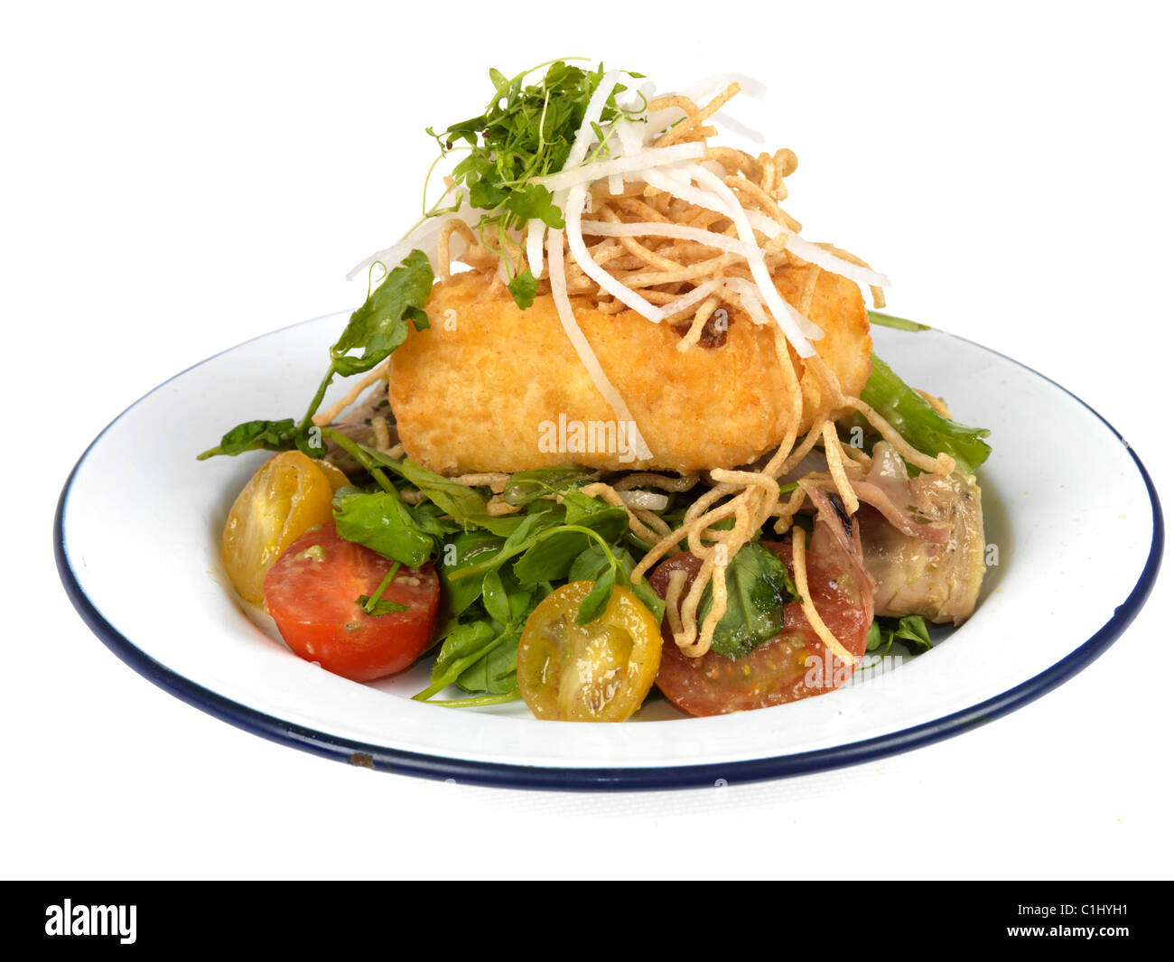 Fresca vegetariano sano stile Asiatico Insalata di tofu contro uno sfondo bianco con un tracciato di ritaglio e nessun popolo Foto Stock