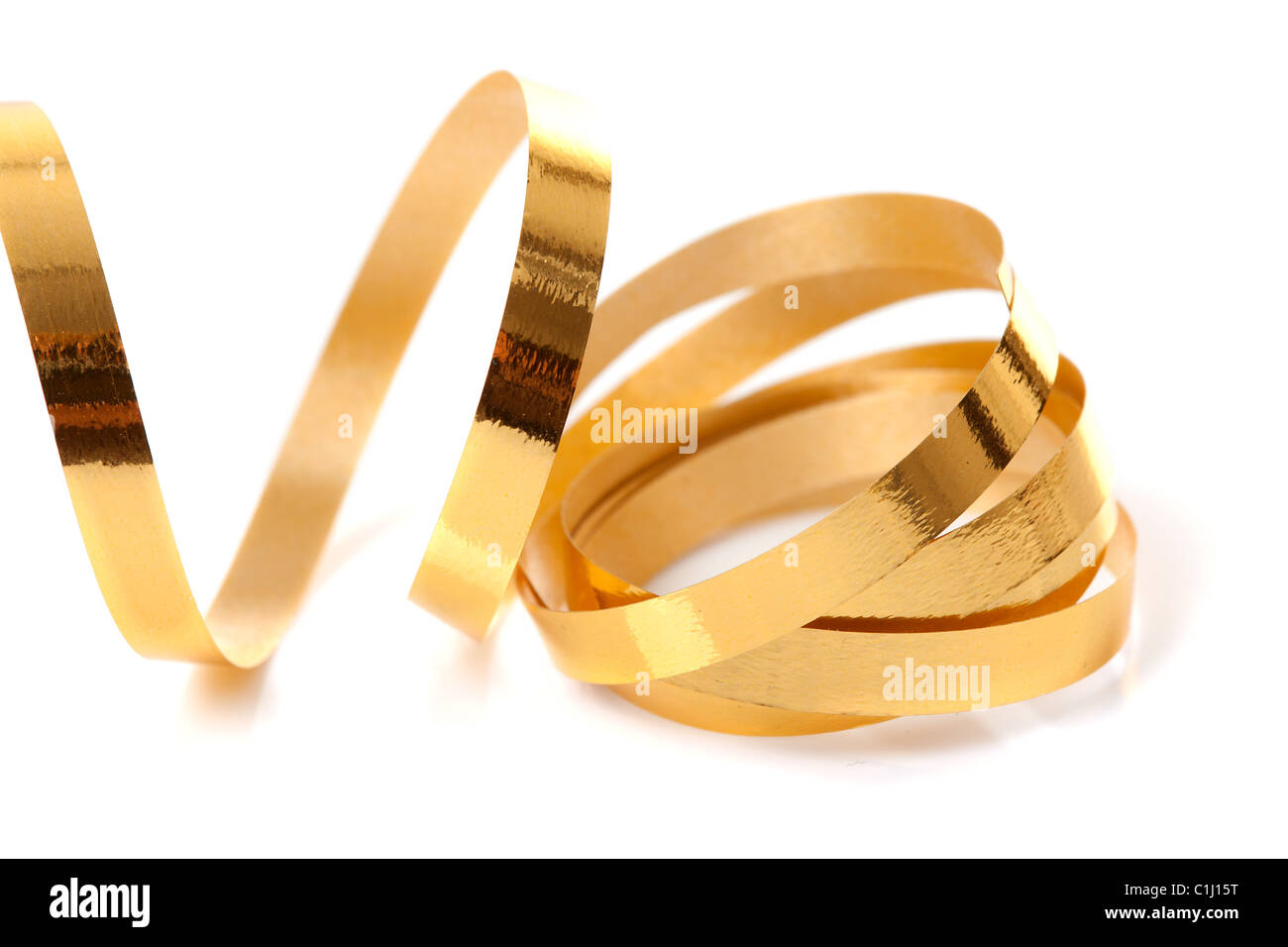 Golden streamer in primo piano su sfondo bianco Foto Stock