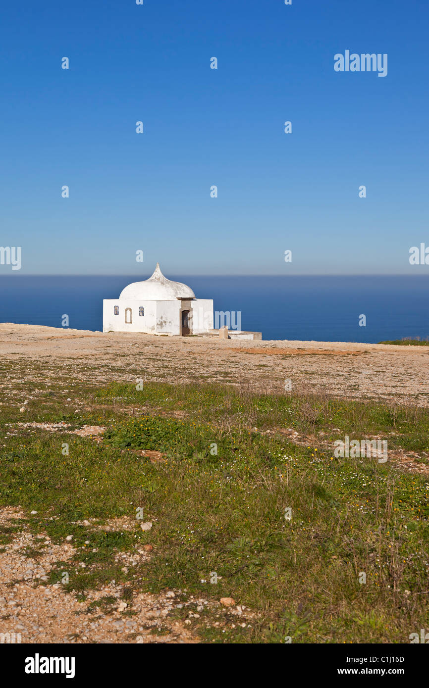Dipinto recentemente "Ermida da memoria" (Memoria Hermitage) di Nossa Senhora do Cabo Santuario, Cape Espichel. Sesimbra, Portogallo. Foto Stock