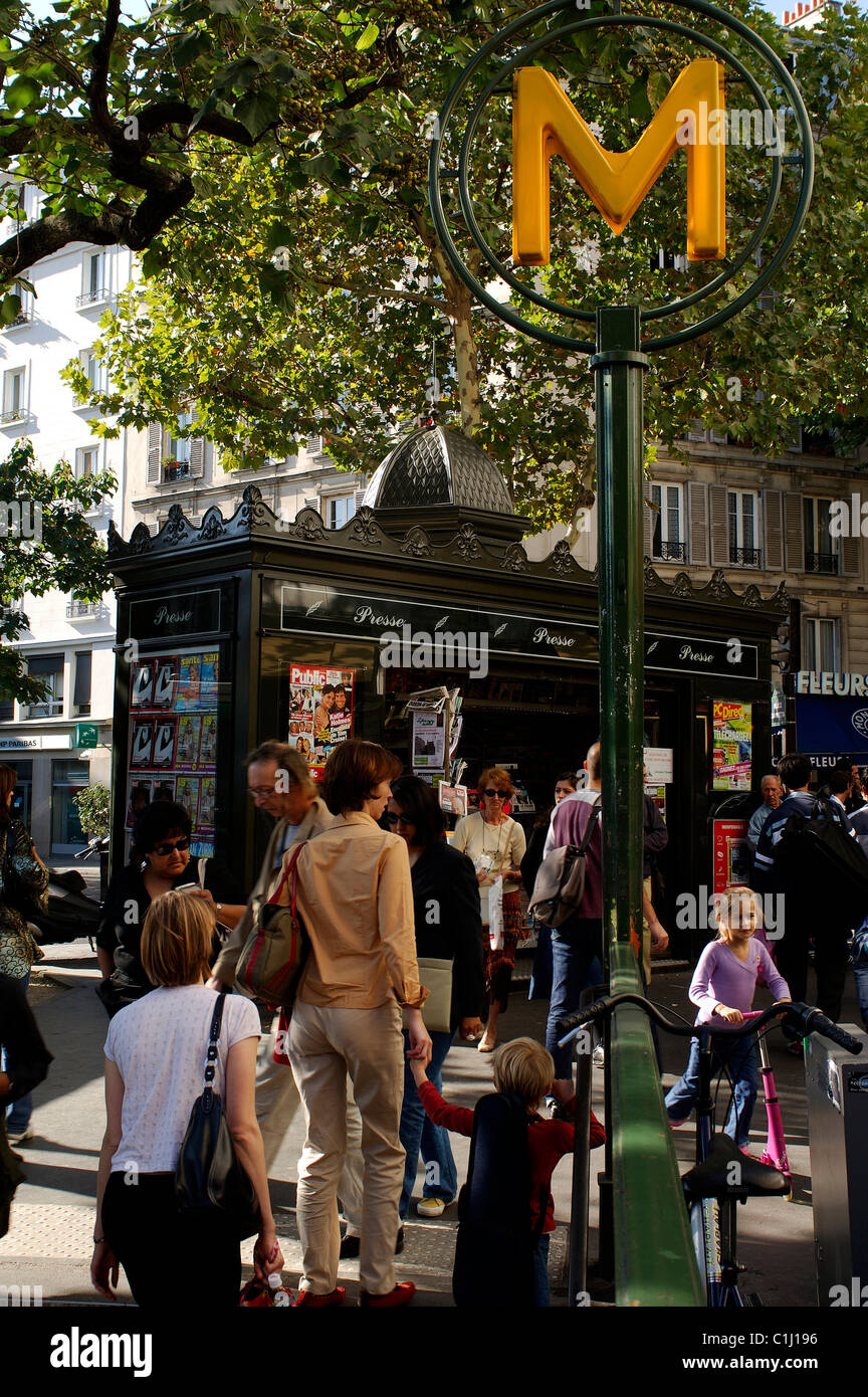 Francia, Parigi, ingresso della Gambetta stazione della metropolitana e un chiosco Foto Stock