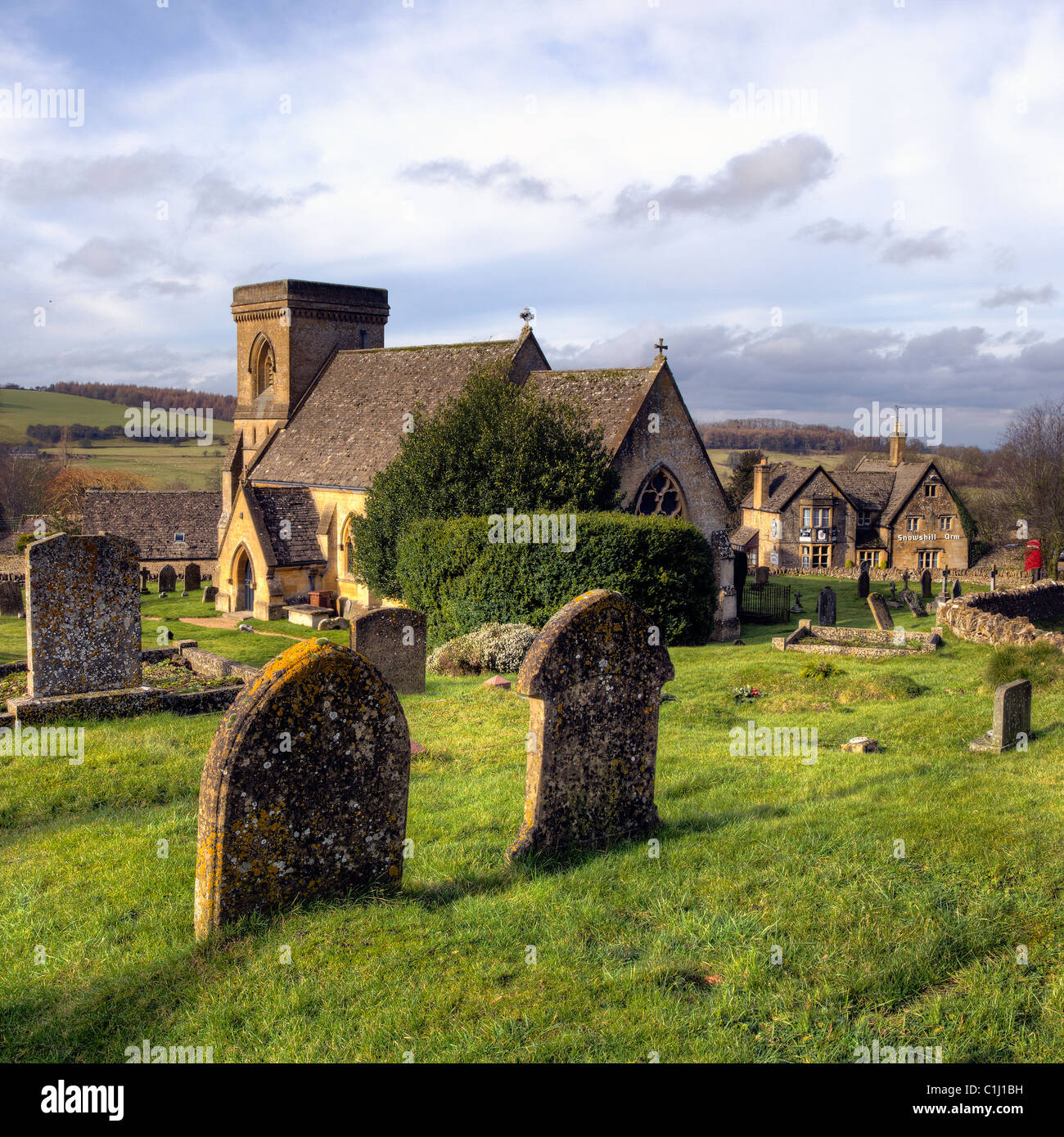 La chiesa e cimitero a Snowshill Foto Stock