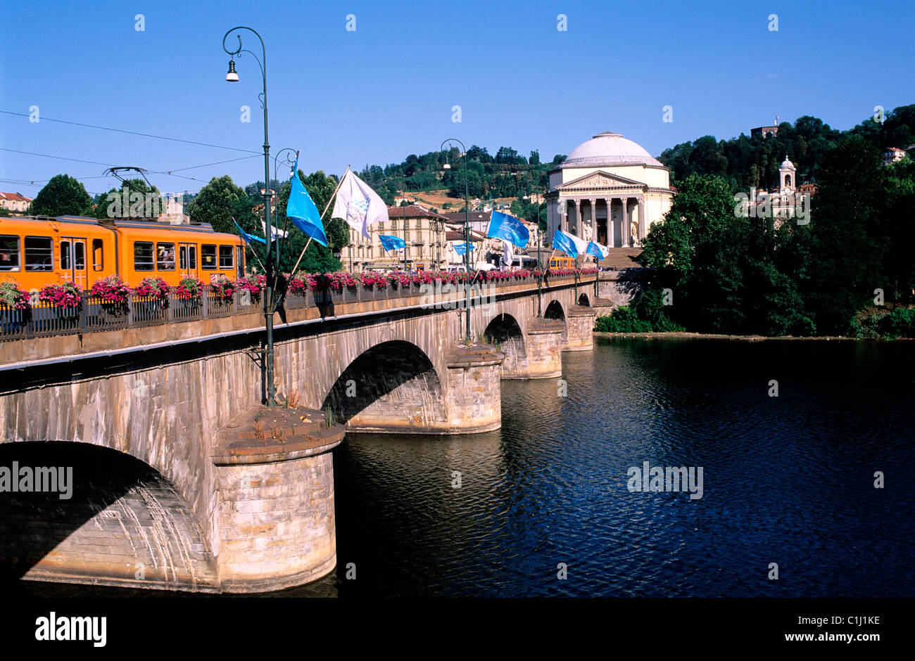 L'Italia, Torino, il ponte Vittorio Emanuele I, il fiume Po e in fondo la Grande Madre di Dio square Foto Stock