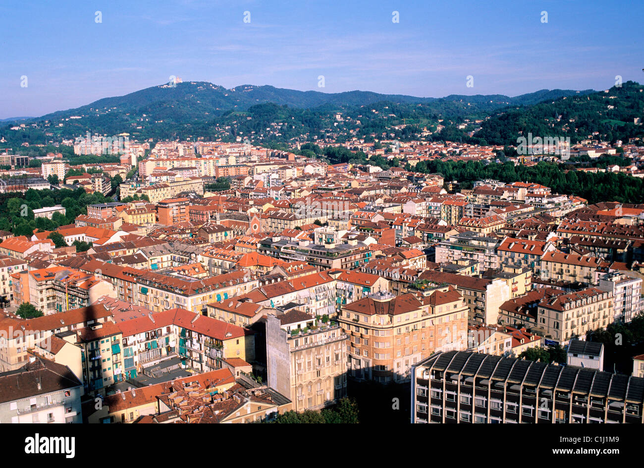 L'Italia, Torino, il centro del paese visto dalla parte superiore della Mole Antonelliana; nella parte inferiore della Collina di Superga Foto Stock
