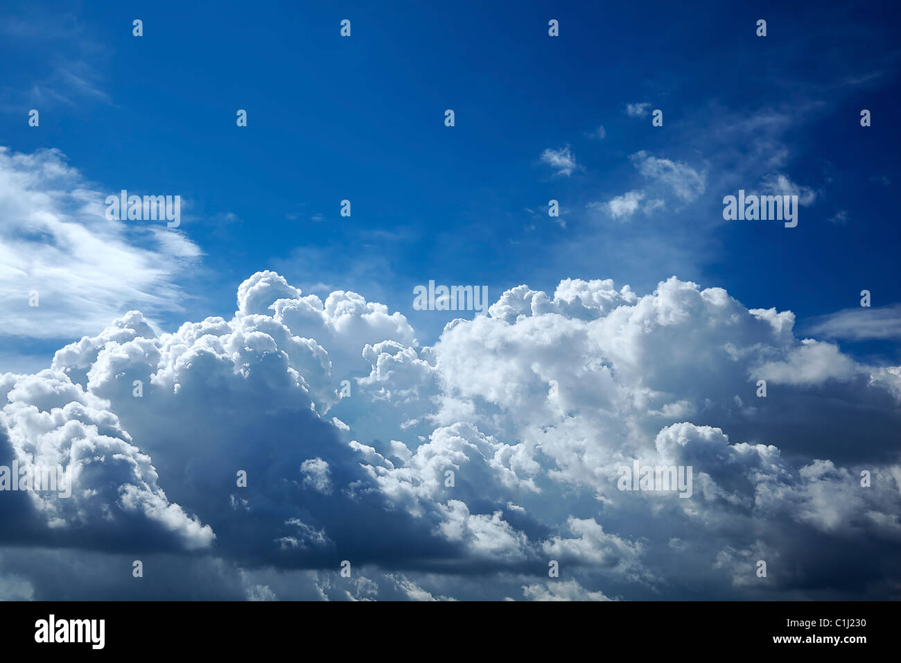 Cielo nuvoloso blu Foto Stock