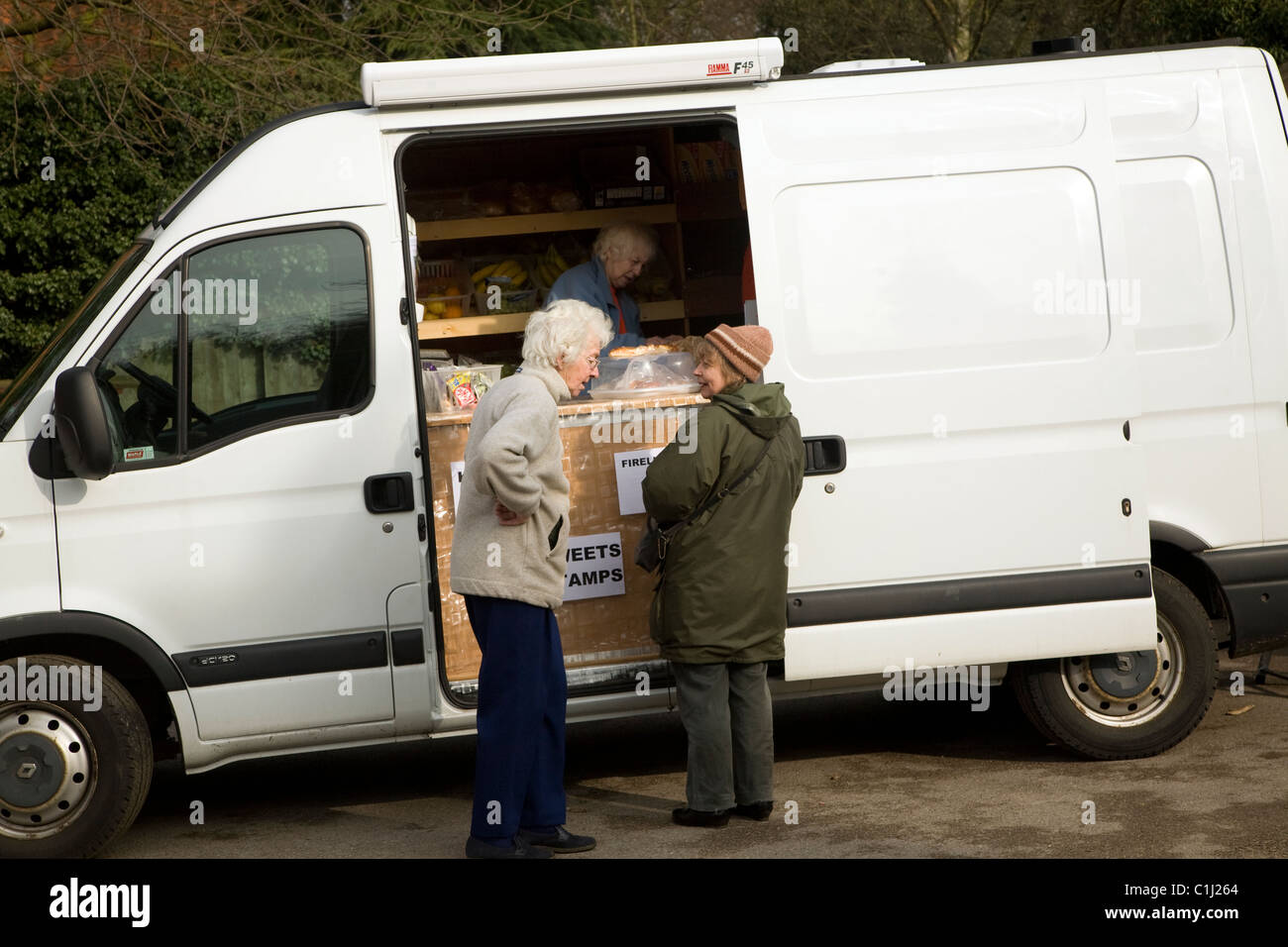 Donna chat mobile shop visite village Shottisham Suffolk in Inghilterra Foto Stock