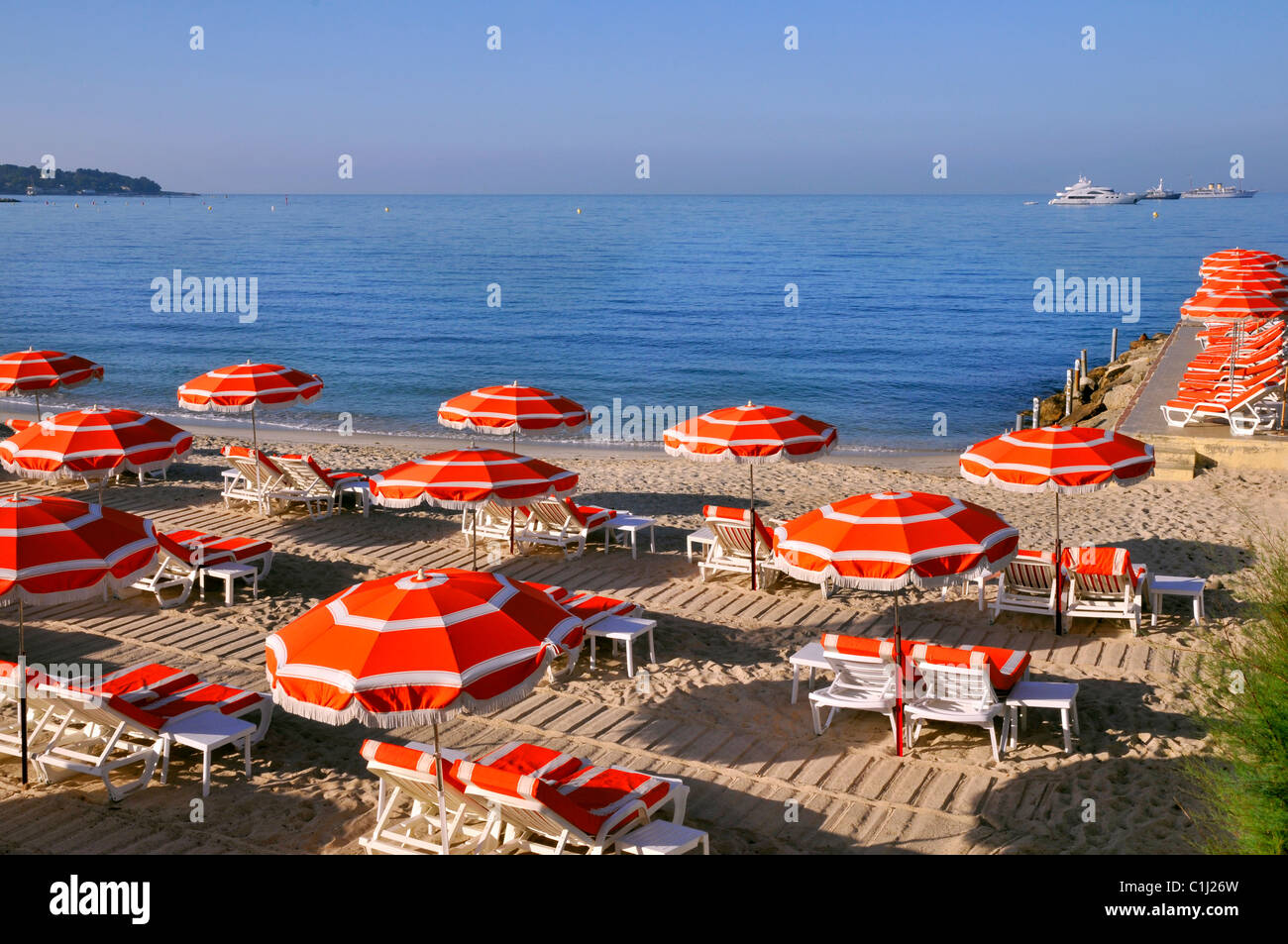 Ombrelloni e sdraio sulla spiaggia di Juan les Pins sulla Costa Azzurra Foto Stock