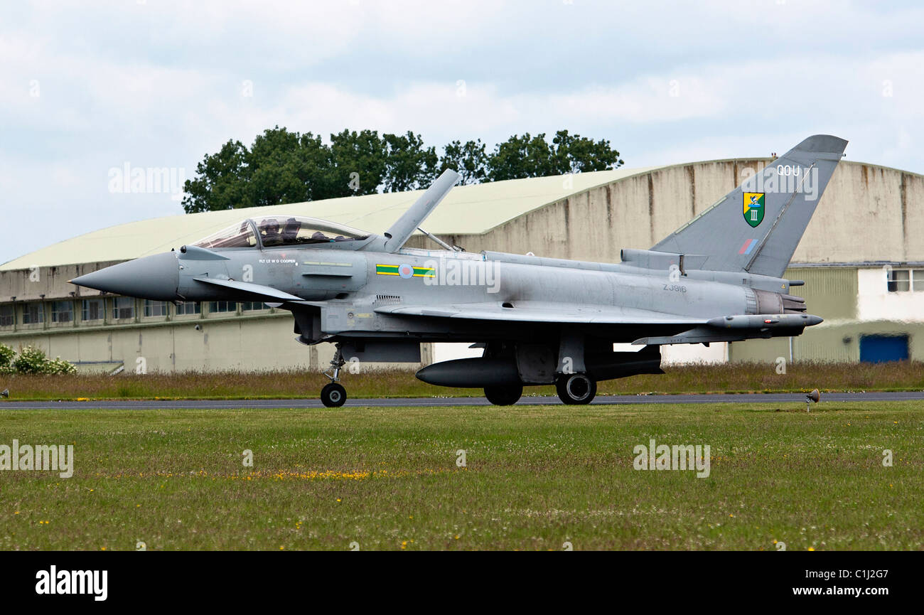 Un Royal Air Force - Eurofighter Typhoon FGR.4 da 3 Squadron RAF Coningsby decolla durante un display NEL REGNO UNITO. Foto Stock