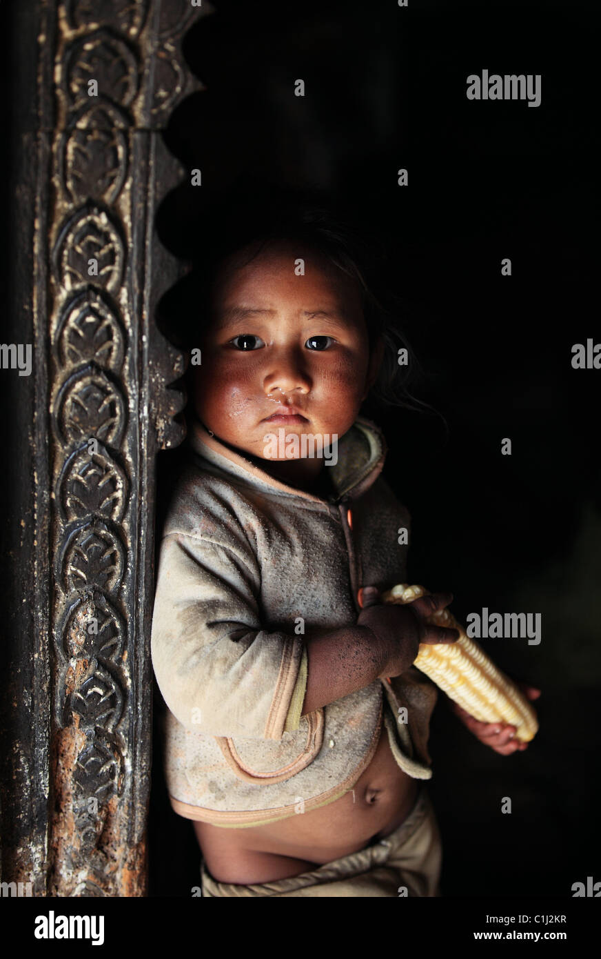 Il nepalese ragazzo in himalaya nepalese Foto Stock