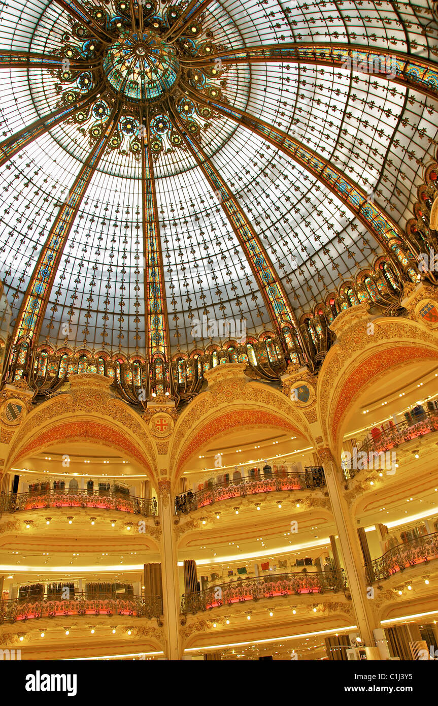 La cupola del padiglione in Galeries Lafayette di Parigi. Foto Stock