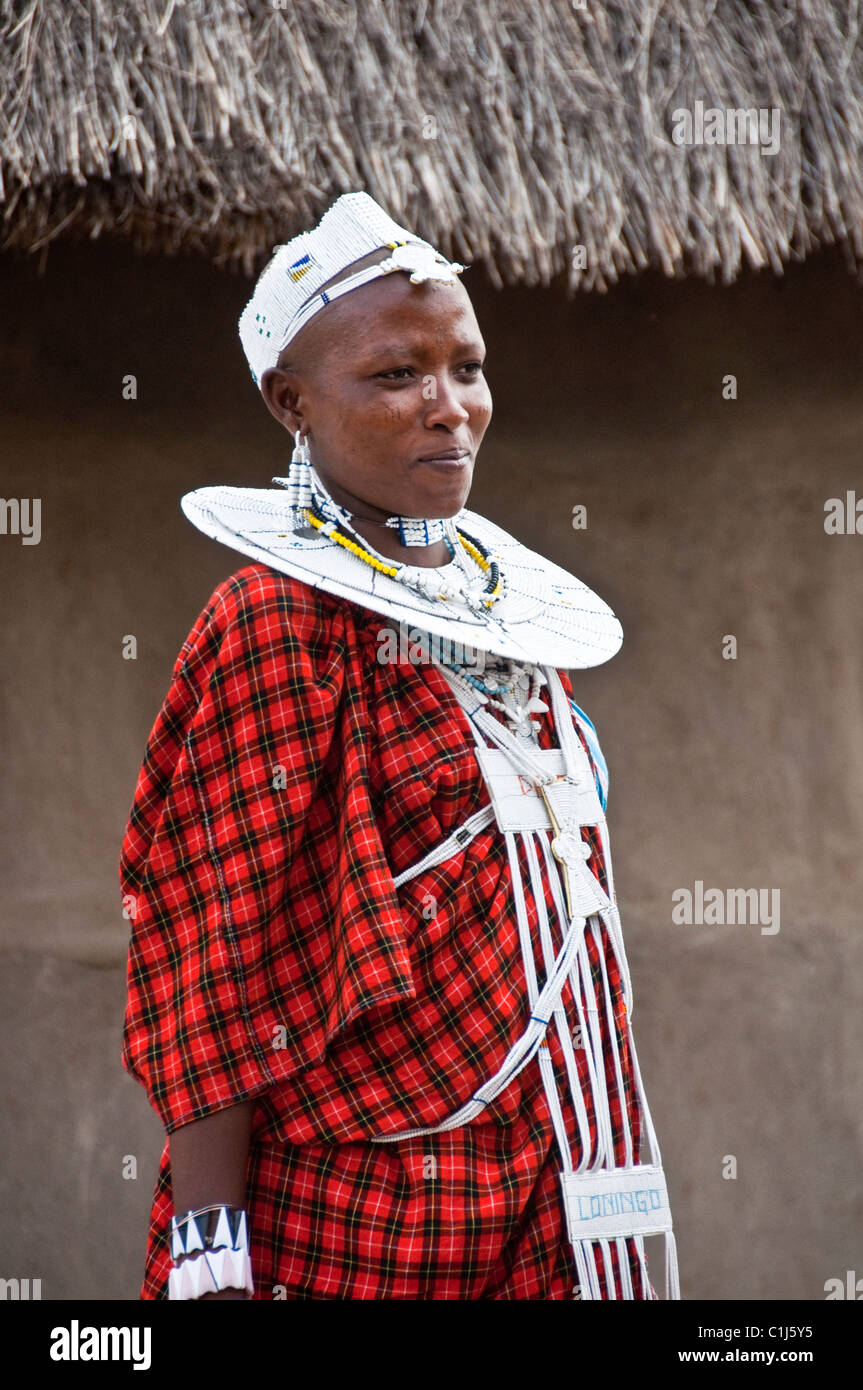 Masai donne in un piccolo villaggio Masai del Ngorongoro Conservation Area,Tanzania, Africa Foto Stock