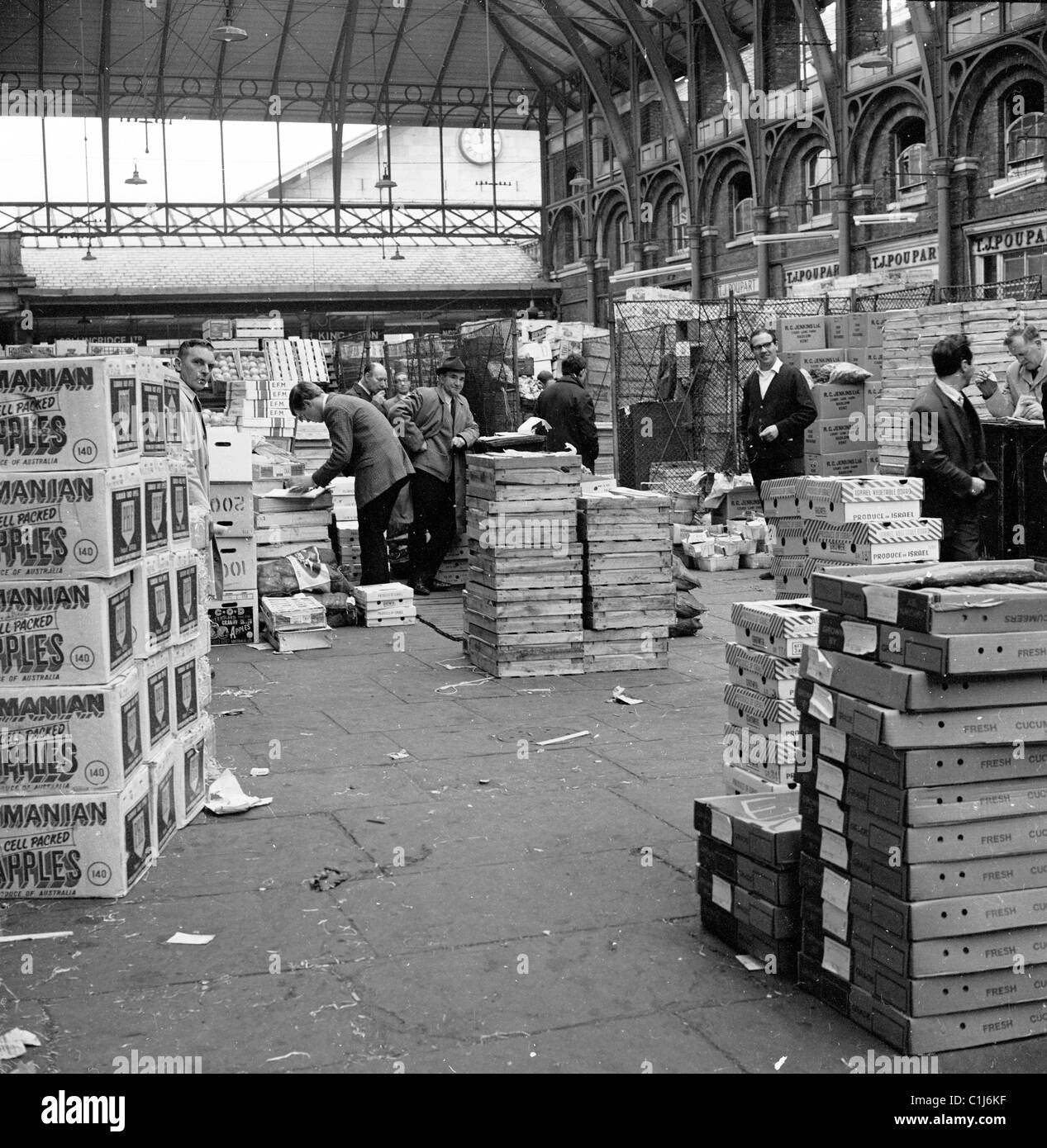 anni '1950 Lavoratori all'interno della grande sala del famoso mercato ortofrutticolo di Covent Garden a Londra in questo quadro storico di J Allan Cash. Foto Stock
