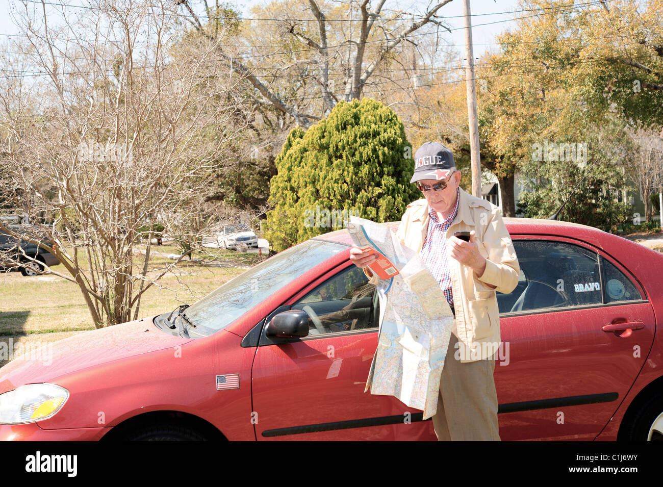 Auto traveler controllo mappe e Internet via Android telefono cellulare per indicazioni di viaggio Foto Stock