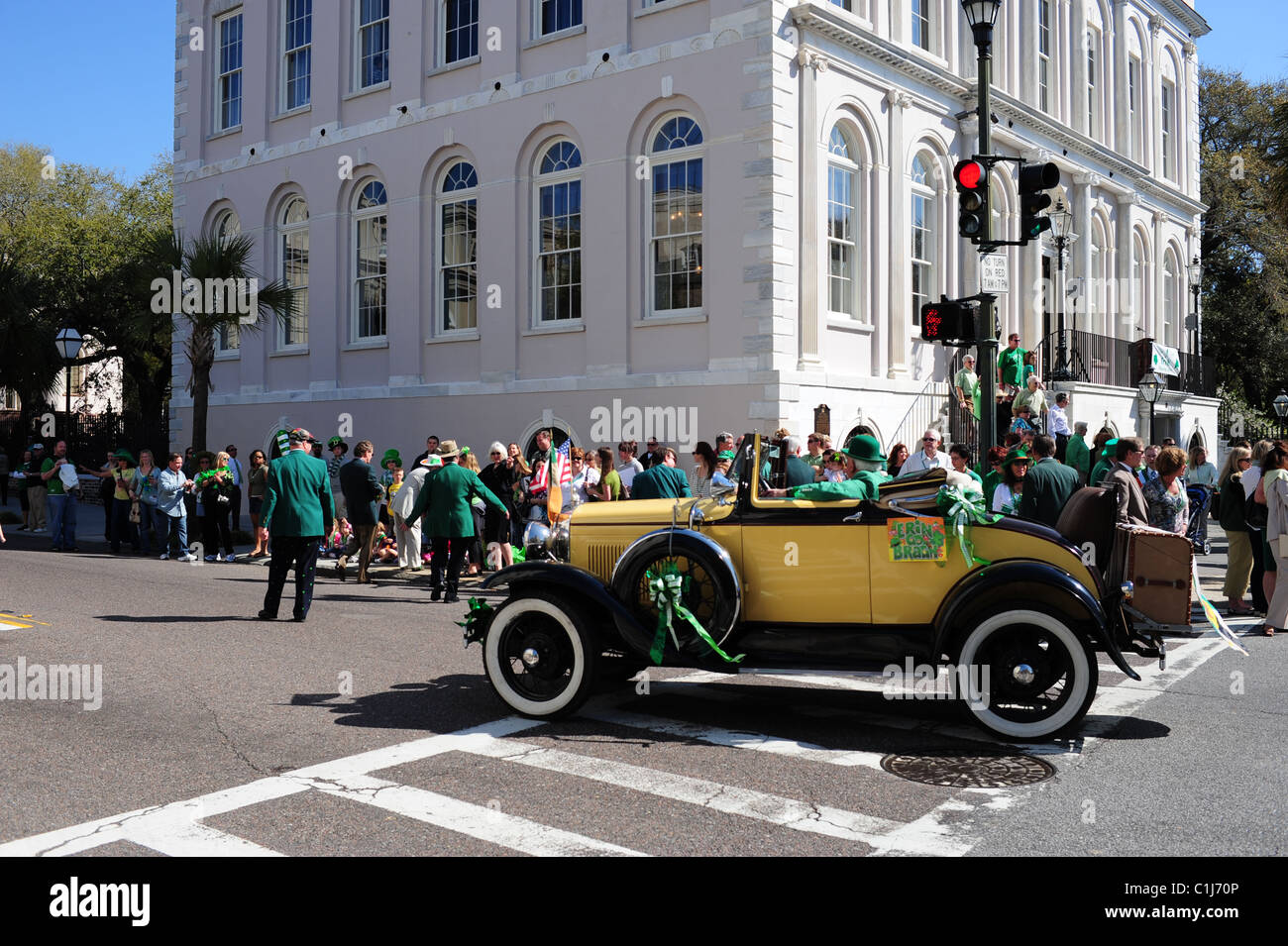 Ford 1930 modello con una vuota ma aprire rumble sede sfilano in per il giorno di San Patrizio Parade passando Charleston, Sc, city hall. Foto Stock