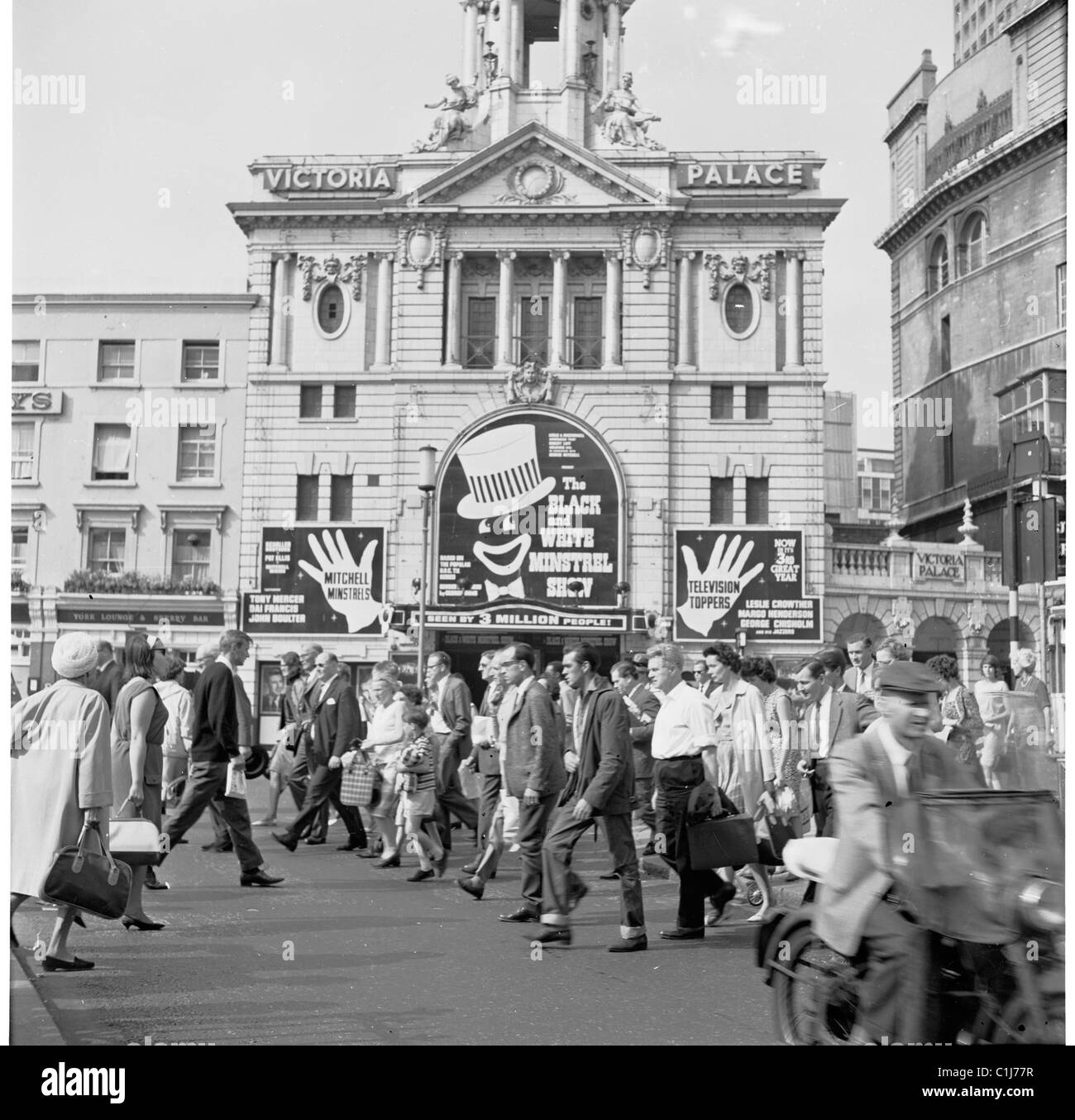 Anni '1960, persone al di fuori del teatro Victoria Palace, West End, Londra, sede del Black and White Minstrel Show, uno spettacolo di varietà di successo del giorno. Foto Stock