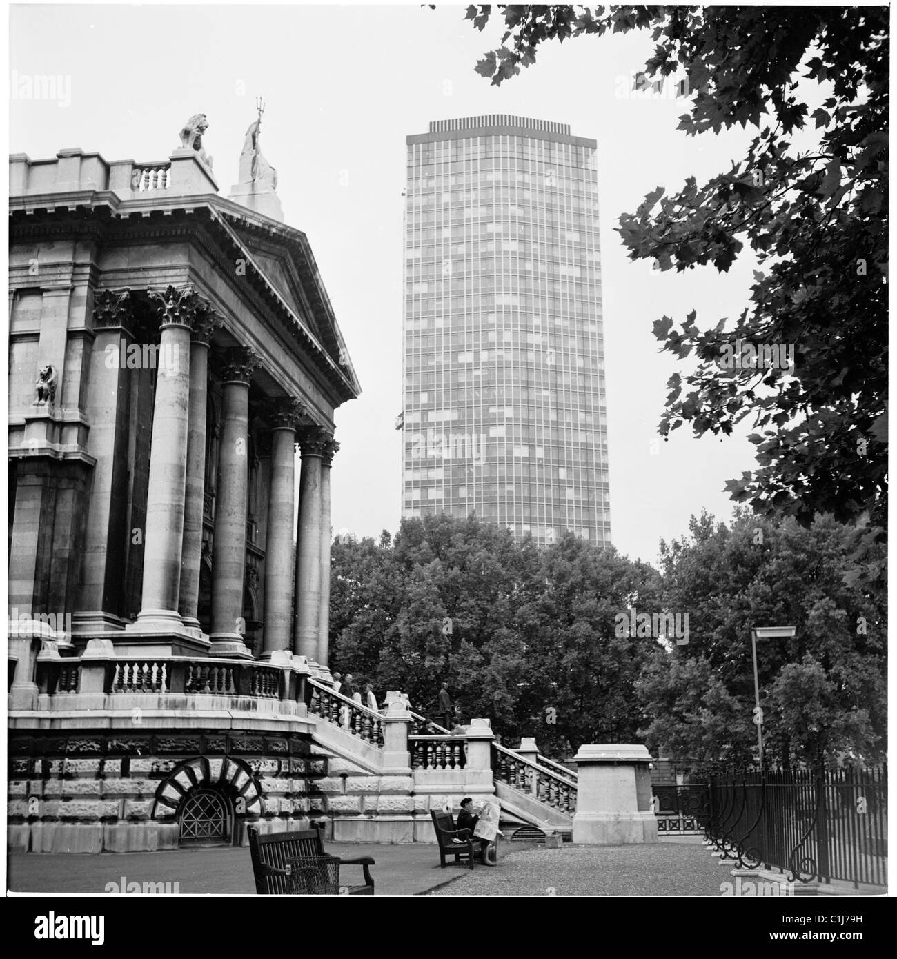 1950, la Tate Gallery, precedentemente conosciuta come National Gallery of British Art, con il grattacielo di 34 piani Centre Point sullo sfondo. Foto Stock