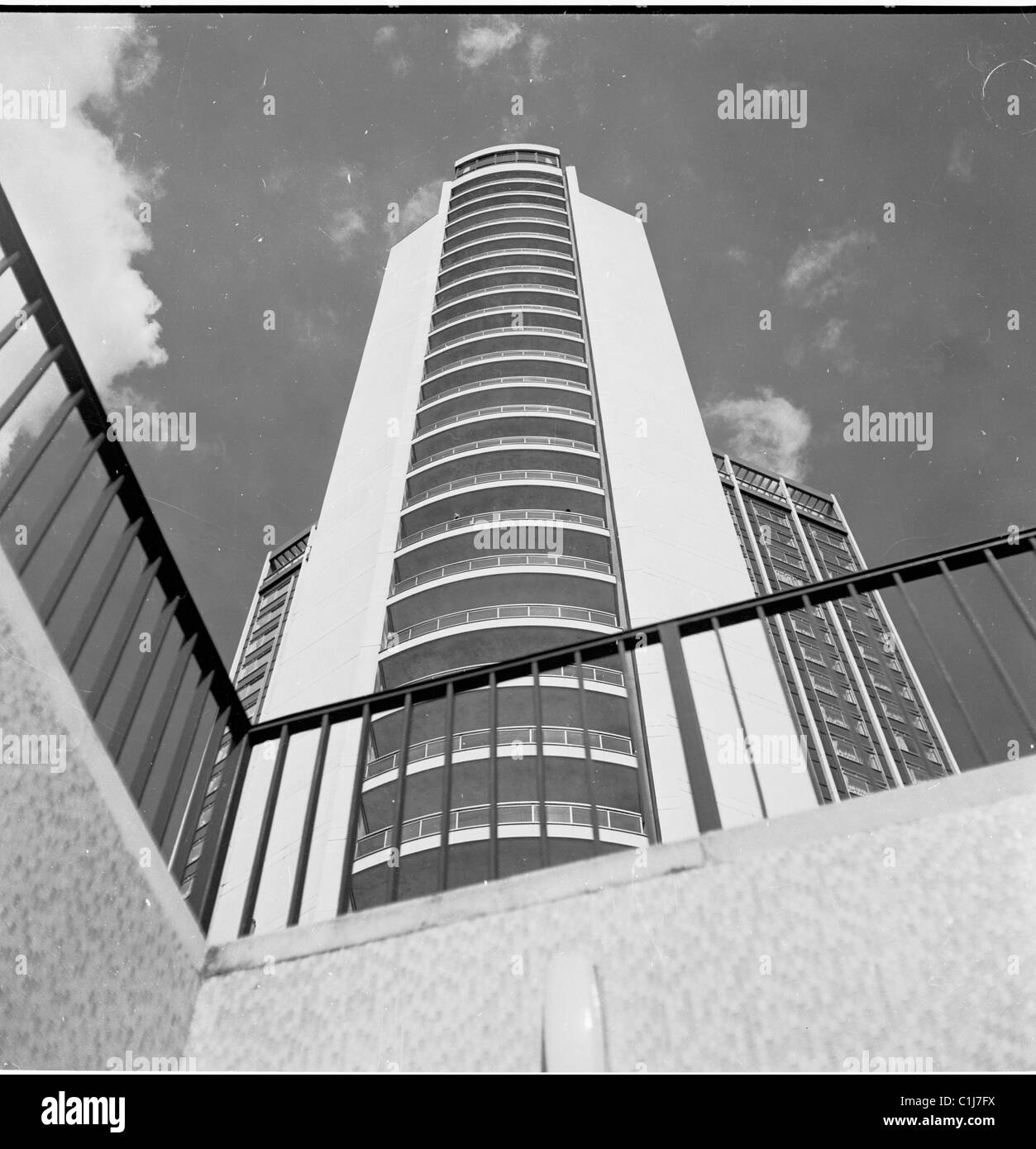 Londra, anni '1960, vista dal basso di un grande edificio di appartamenti 'moderno', di nuova costruzione. Foto Stock