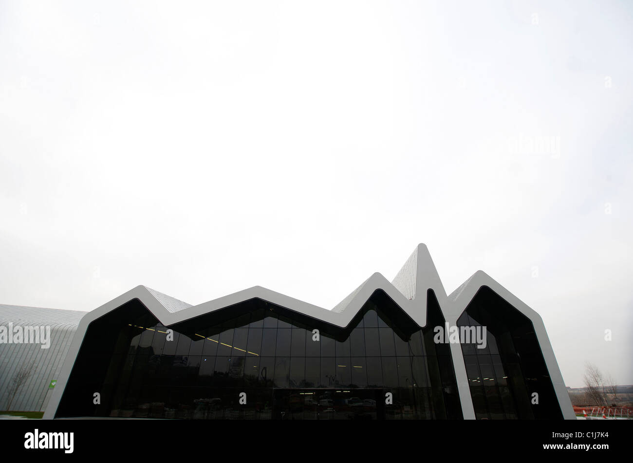 Vista del nuovo Glasgow Museo dei Trasporti si è degnato dall'architetto Zaha Hadid sulle rive del fiume Clyde, Glasgow, Scozia. Foto Stock