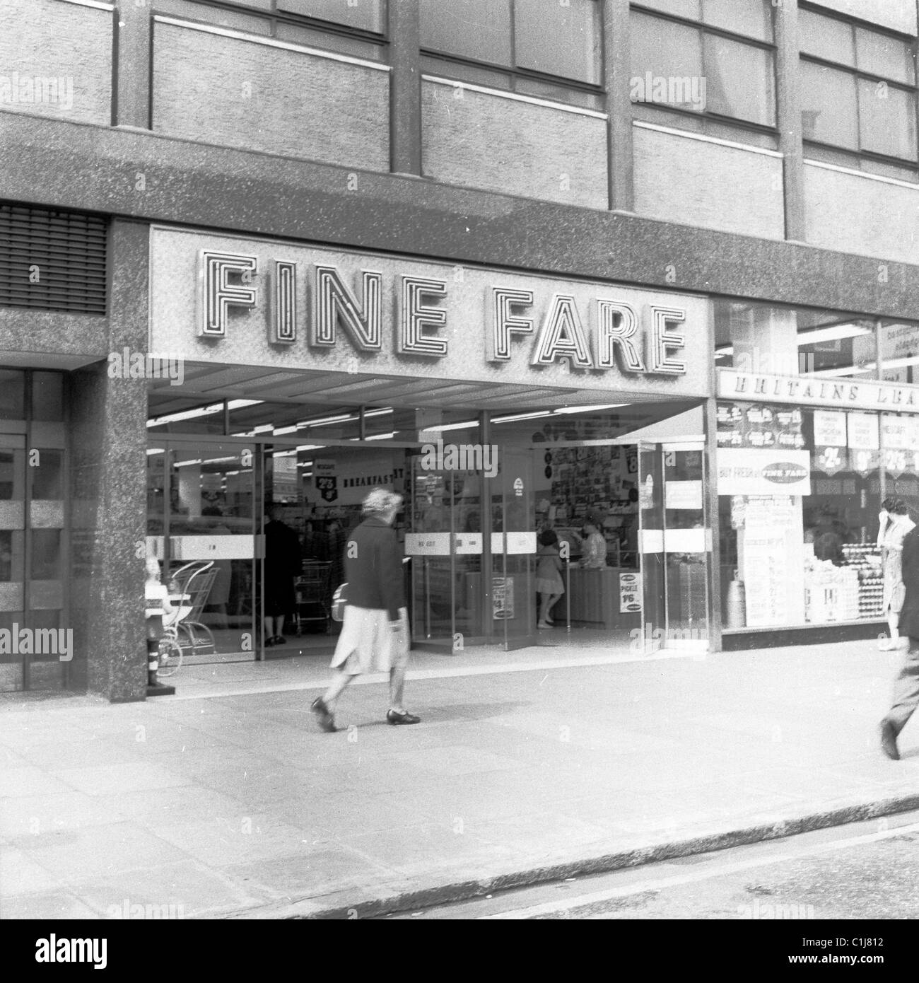 Anni sessanta, Londra, esterno di una tariffa Fine self-service supermercato, uno dei primi negozi di questo tipo che sono state aprendo nel Regno Unito in questo momento. Foto Stock