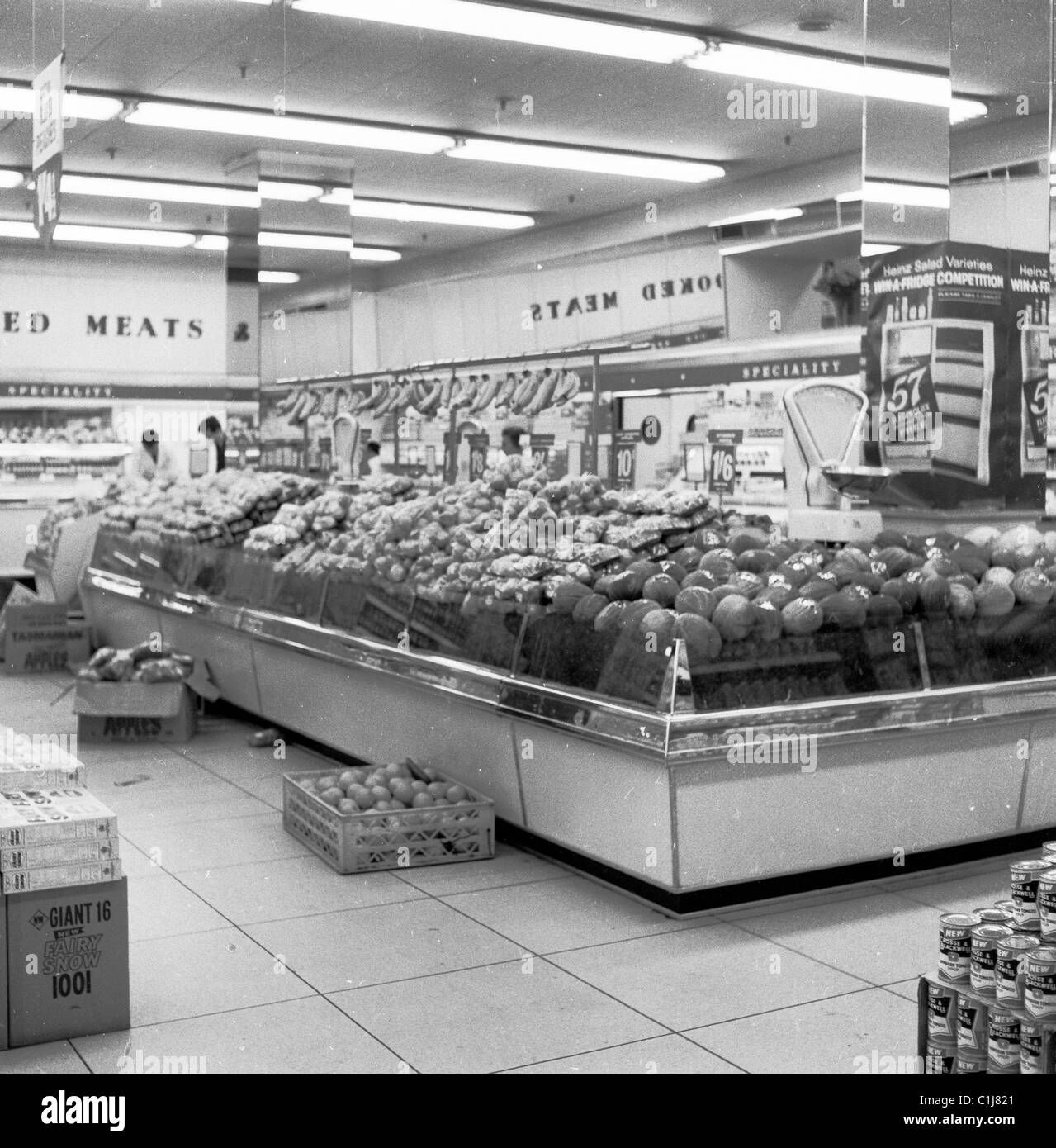 1960s, all'interno di un supermercato fine fare, questi erano i nuovi negozi al dettaglio 'che ha cambiato la spesa di alimentari nel Regno Unito. Foto Stock