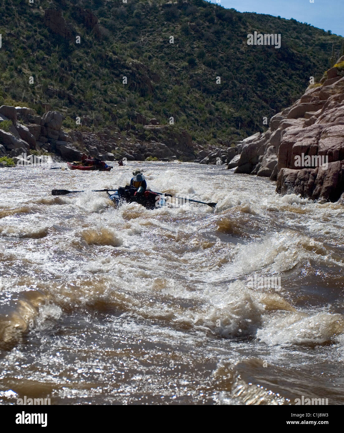 2 accoppia il rafting sul fiume di sale in Arizona, Stati Uniti d'America su gommoni pontone. Foto Stock