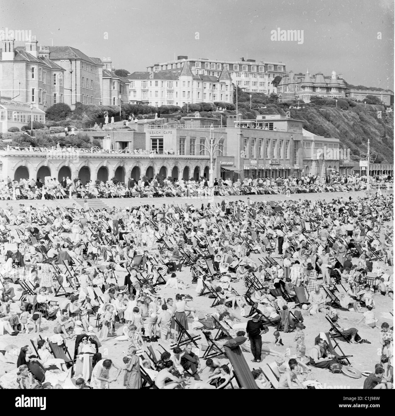 Anni '1950, storico, una fotografia di J Allan Cash di una affollata spiaggia costiera inglese, Bournemouth, Dorset, Inghilterra, Regno Unito. Foto Stock