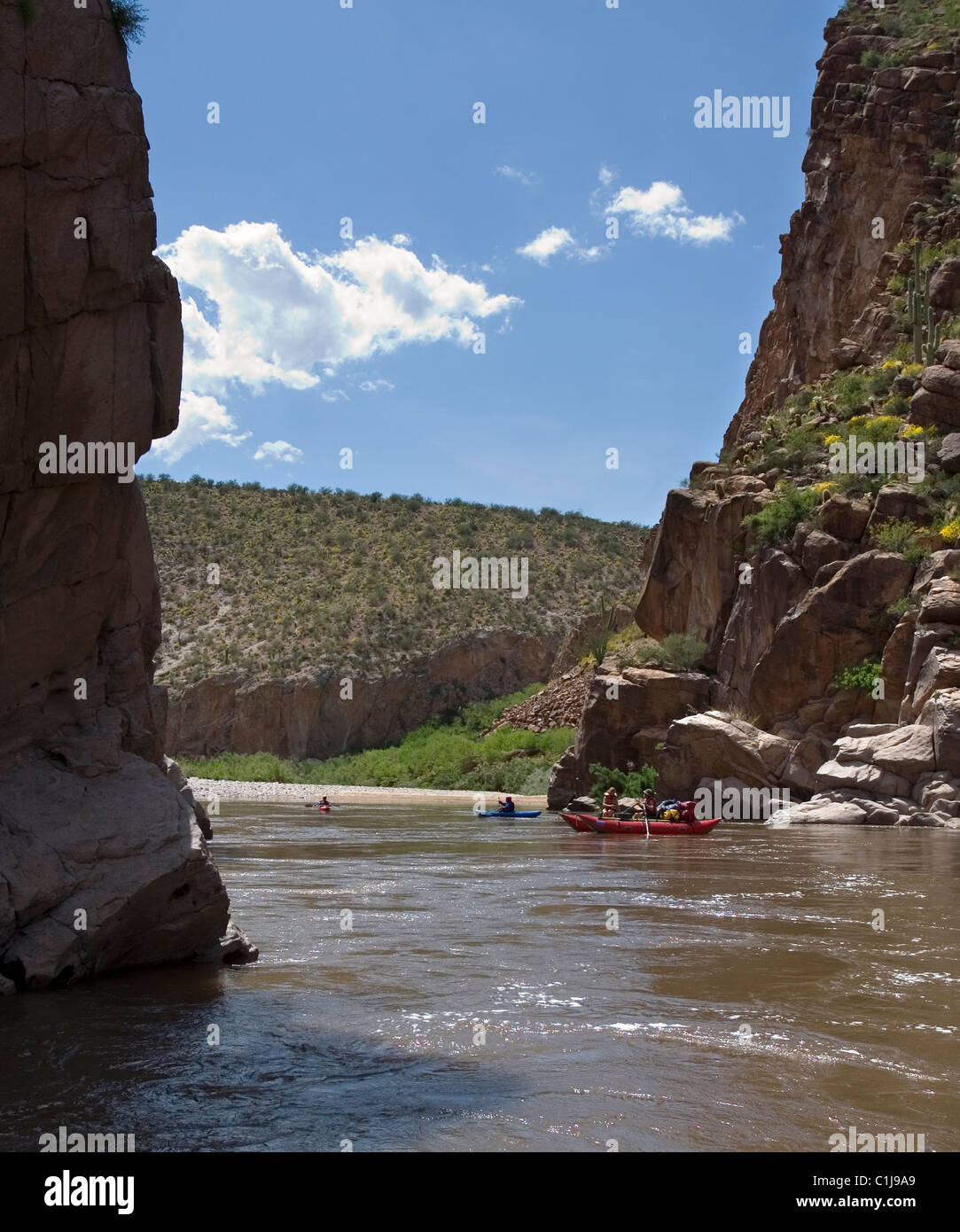 1 paio di rafting e 2 kayakers sul fiume di sale in Arizona, Stati Uniti d'America su pontone. Qui essi serenamente la deriva verso la fine Foto Stock