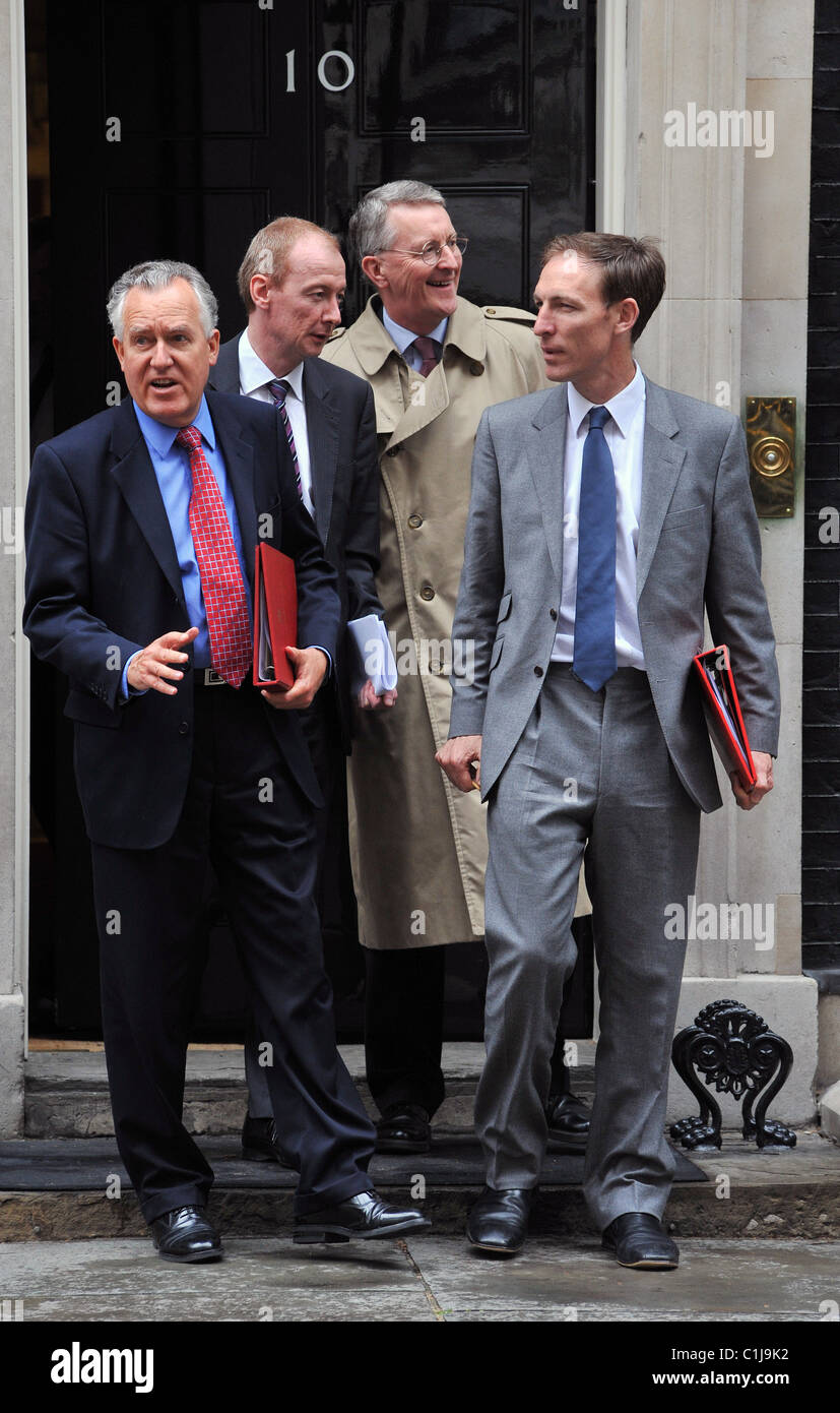 Peter Hain, Hilary Benn, Pat McFadden, Jim Murphy ministri lasciare 10 Downing Street dopo una riunione del gabinetto. Londra, Inghilterra - Foto Stock