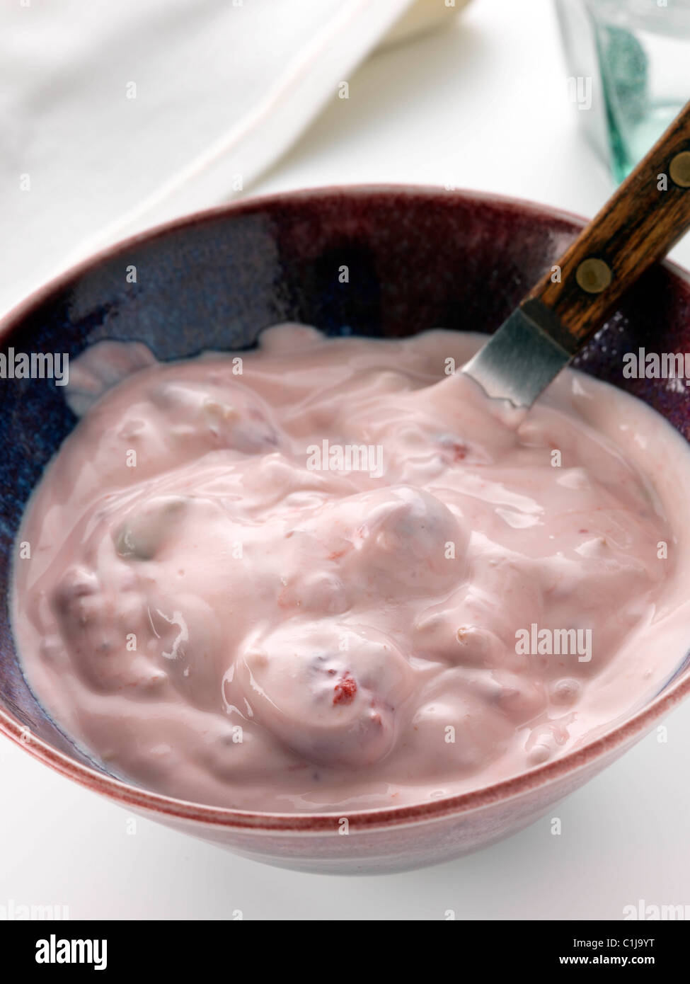 Yogurt alla fragola con rosso fragole mature Foto Stock