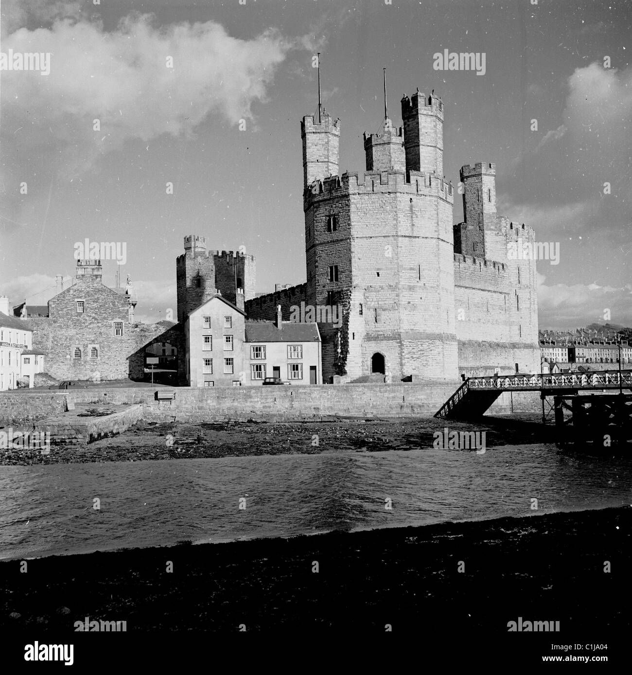 Foto storica di J Allan Cash del 1950 del castello di Caernarfon, Galles, Regno Unito, un'antica fortezza risalente al XIII secolo. Foto Stock