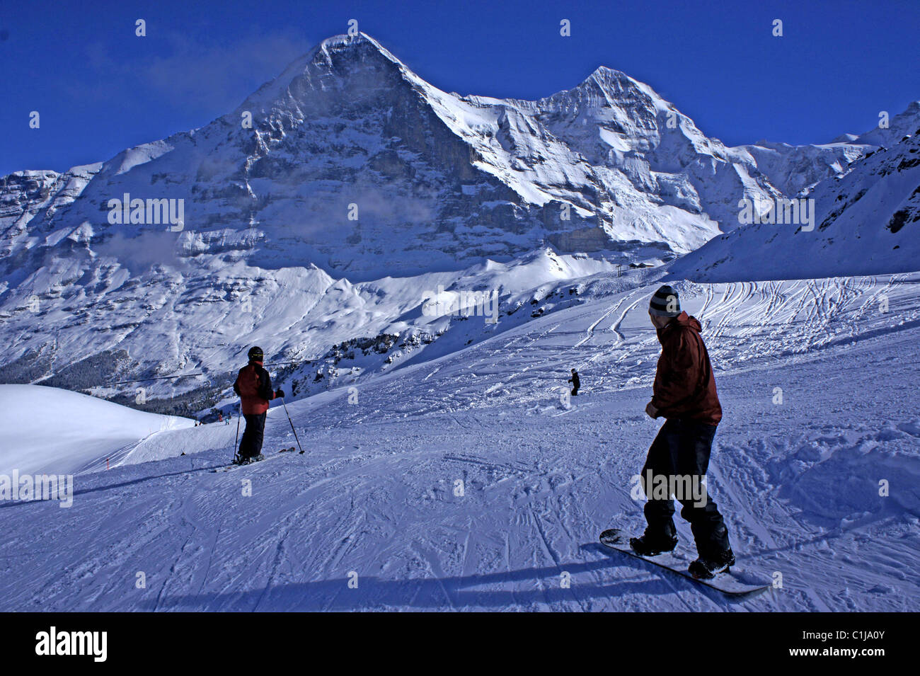 Gli sciatori sulle piste della Skiarea Mannlichen Grindelwld sopra con Mtns. Eiger, Monch, Alpi Bernesi, Svizzera Foto Stock