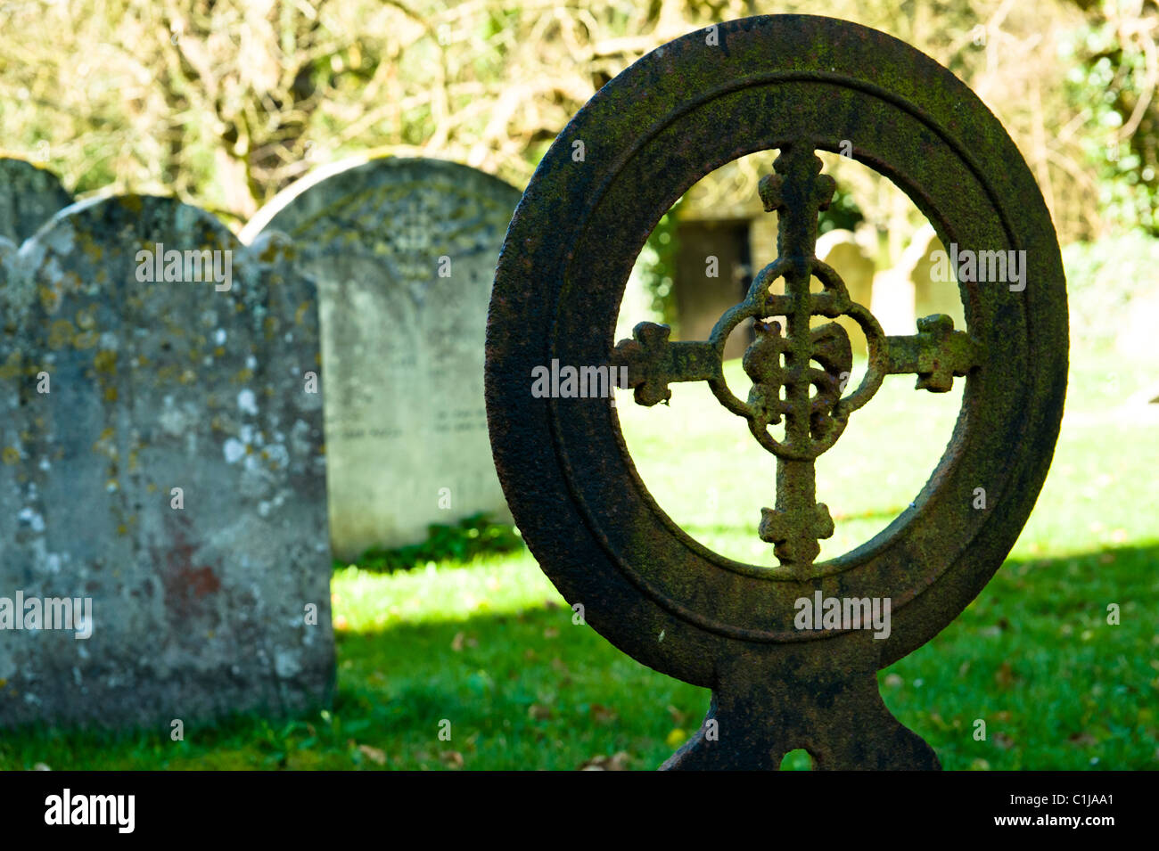 Un anello metallico con croce all'interno su una tomba a Findon chiesa parrocchiale cantiere, west sussex Foto Stock