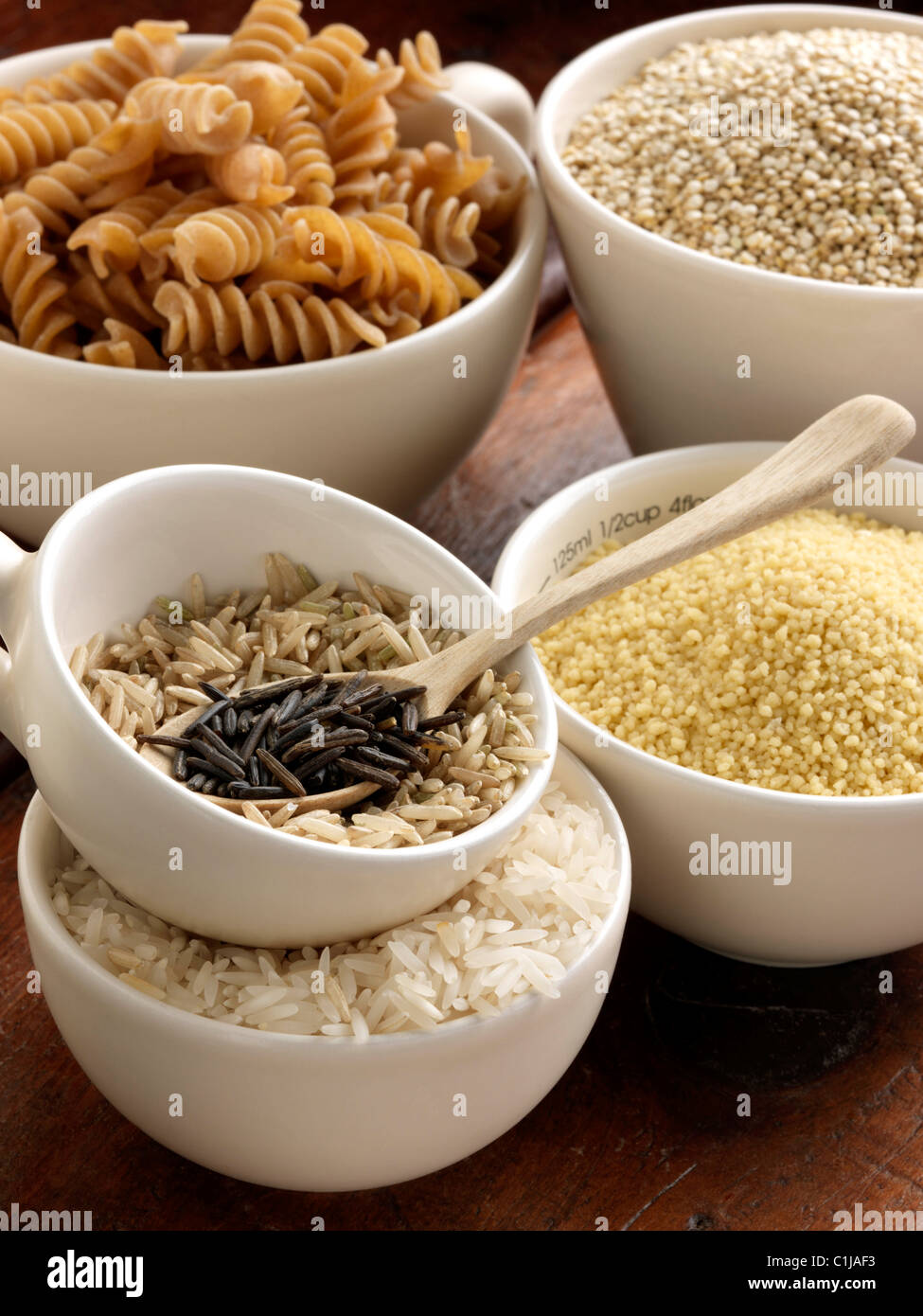 Riso selvatico Basmati pasta in coppe di misurazione Foto Stock
