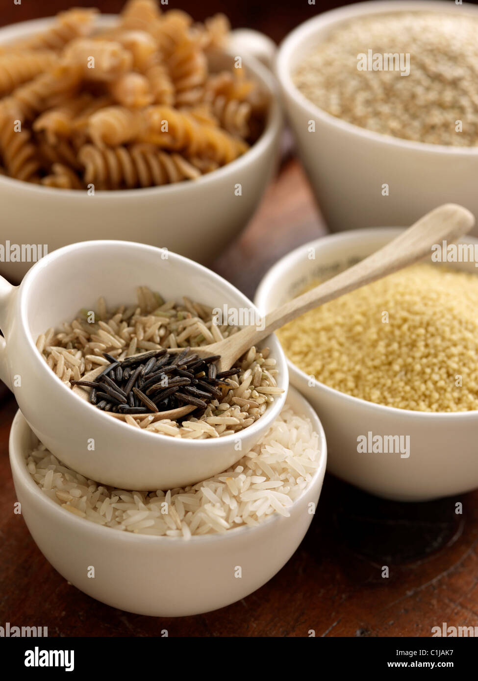 Riso selvatico Basmati pasta in coppe di misurazione Foto Stock