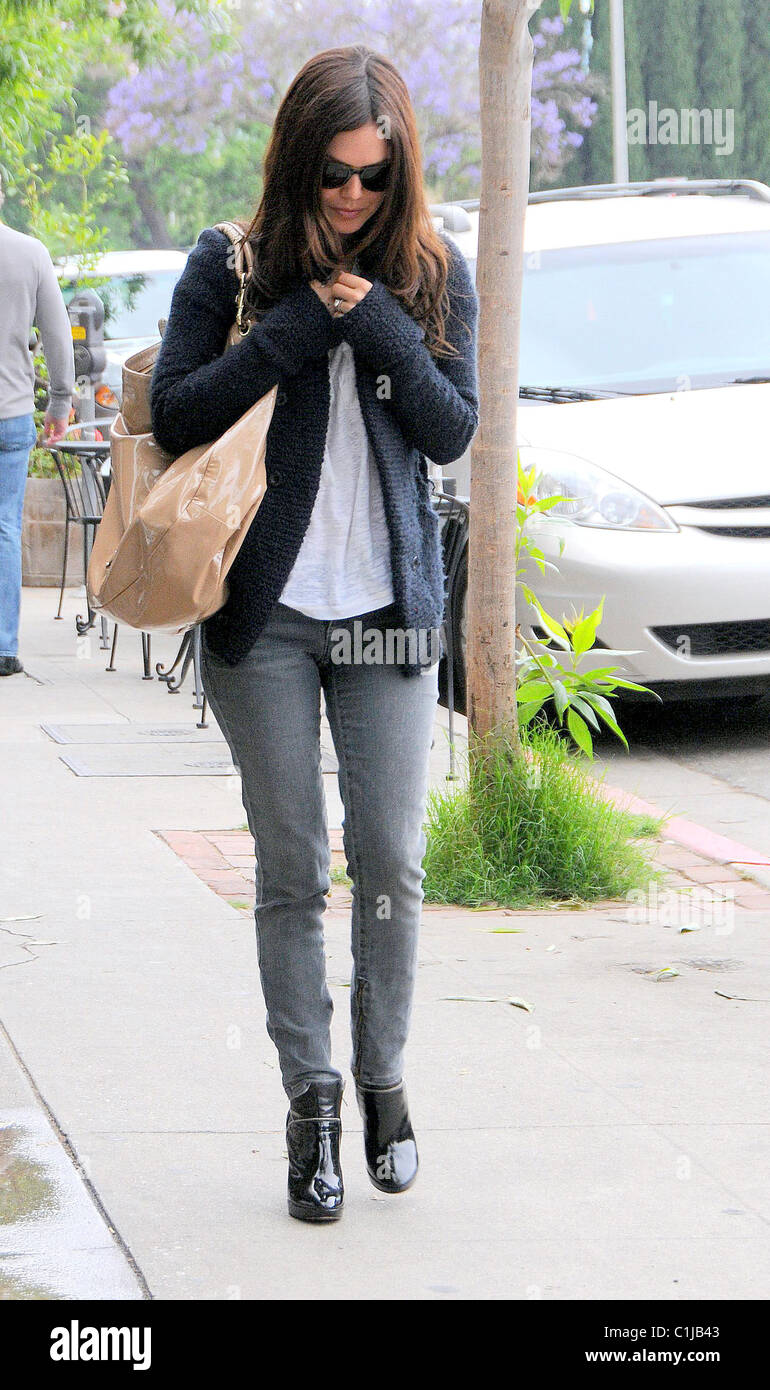 Rachel Bilson indossa molto jeans stretti e stivaletti fuori e circa su appuntamenti di affari di Hollywood in California 02.06.08 Foto stock Alamy