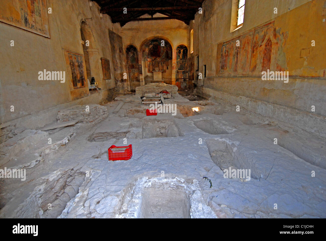 La chiesa di San Pietro in Mavino, restauro e antiche tombe trovate sotto il pavimento, Sirmione sul Lago di Garda, Italia Foto Stock