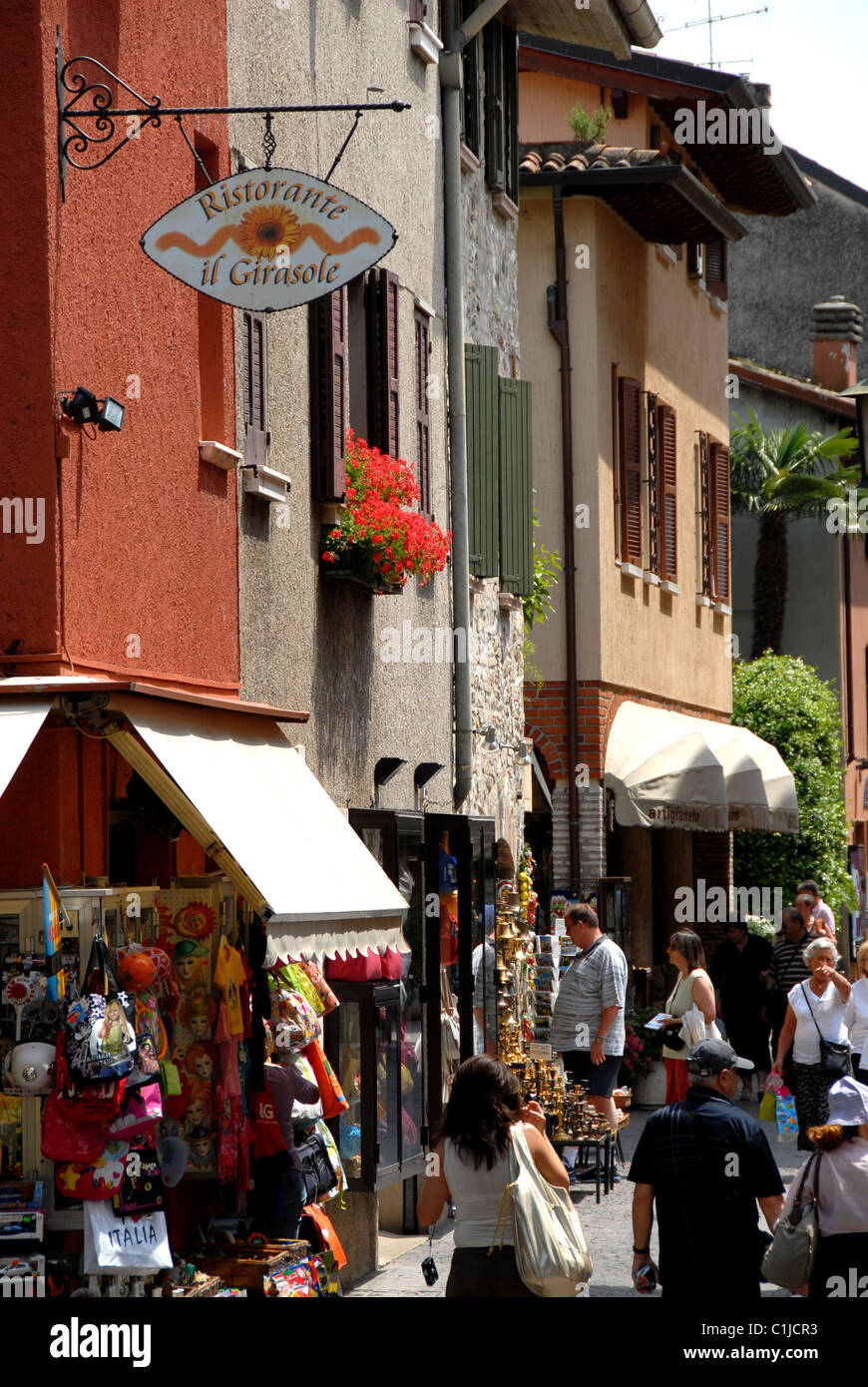 Street con i turisti e negozi, Sirmione sul Lago di Garda, Italia Foto Stock
