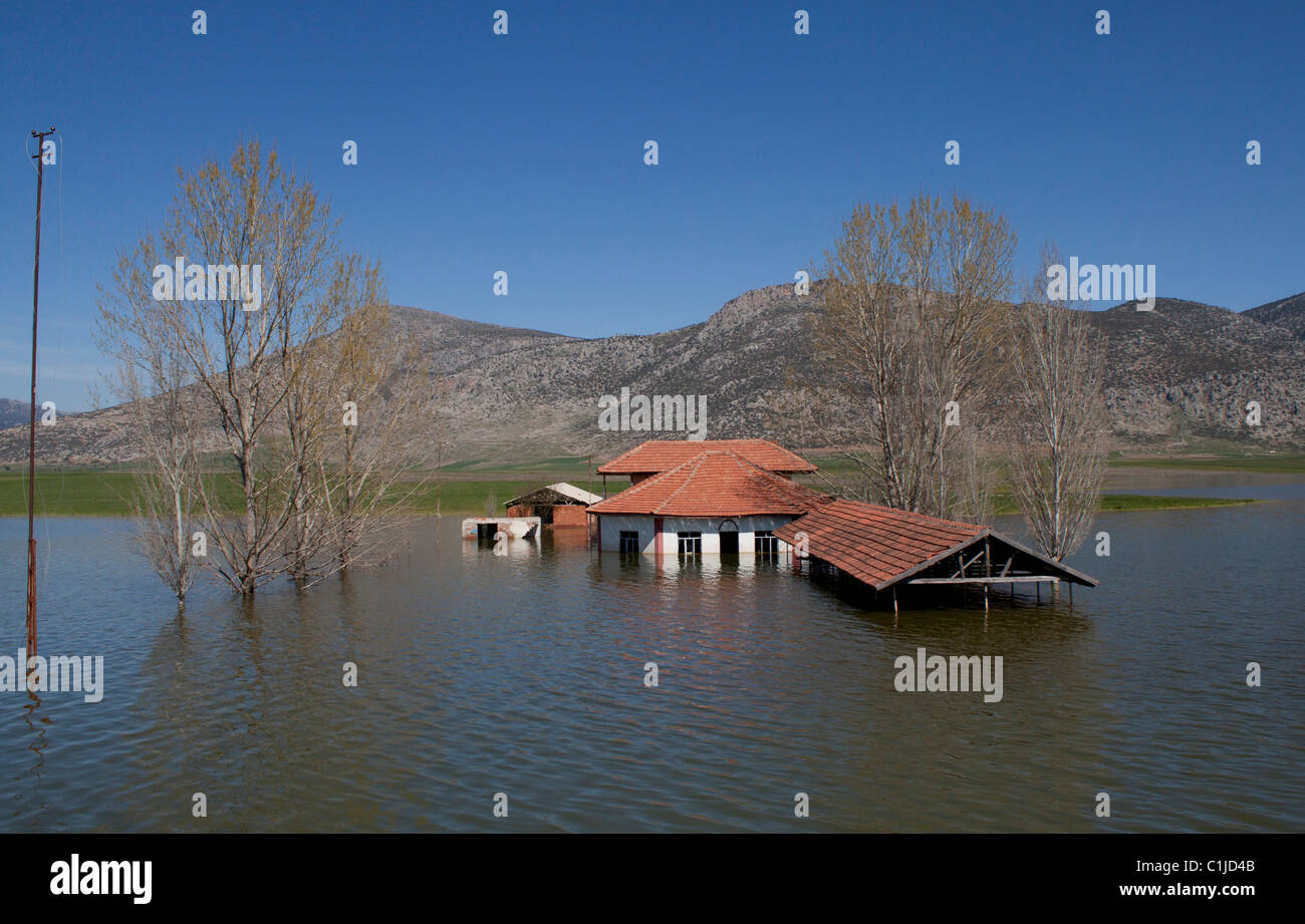 Proprietà allagata con vista montagna con assenza di alimentazione Foto Stock