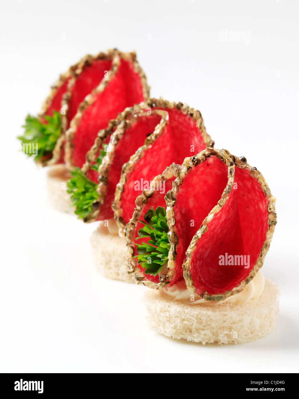 Rivestito di spezie salame tartine - studio shot Foto Stock